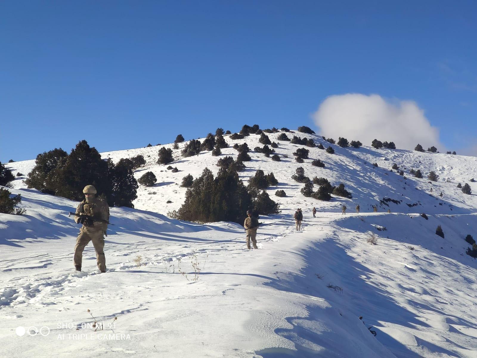 Sivasta komandoların operasyonları sürüyor