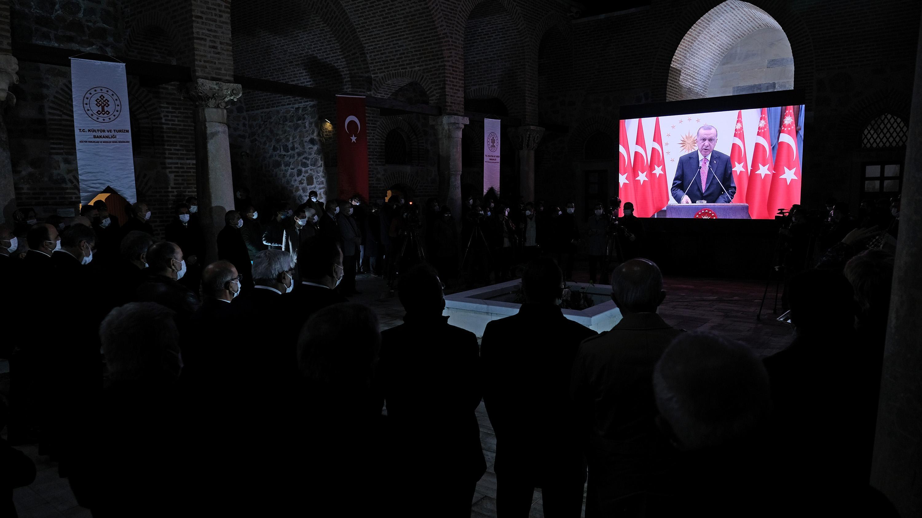 Erdoğan: Medeniyet ve kültür davamızda aynı mesafeyi kat edemediğimizi görmenin üzüntüsü içindeyim