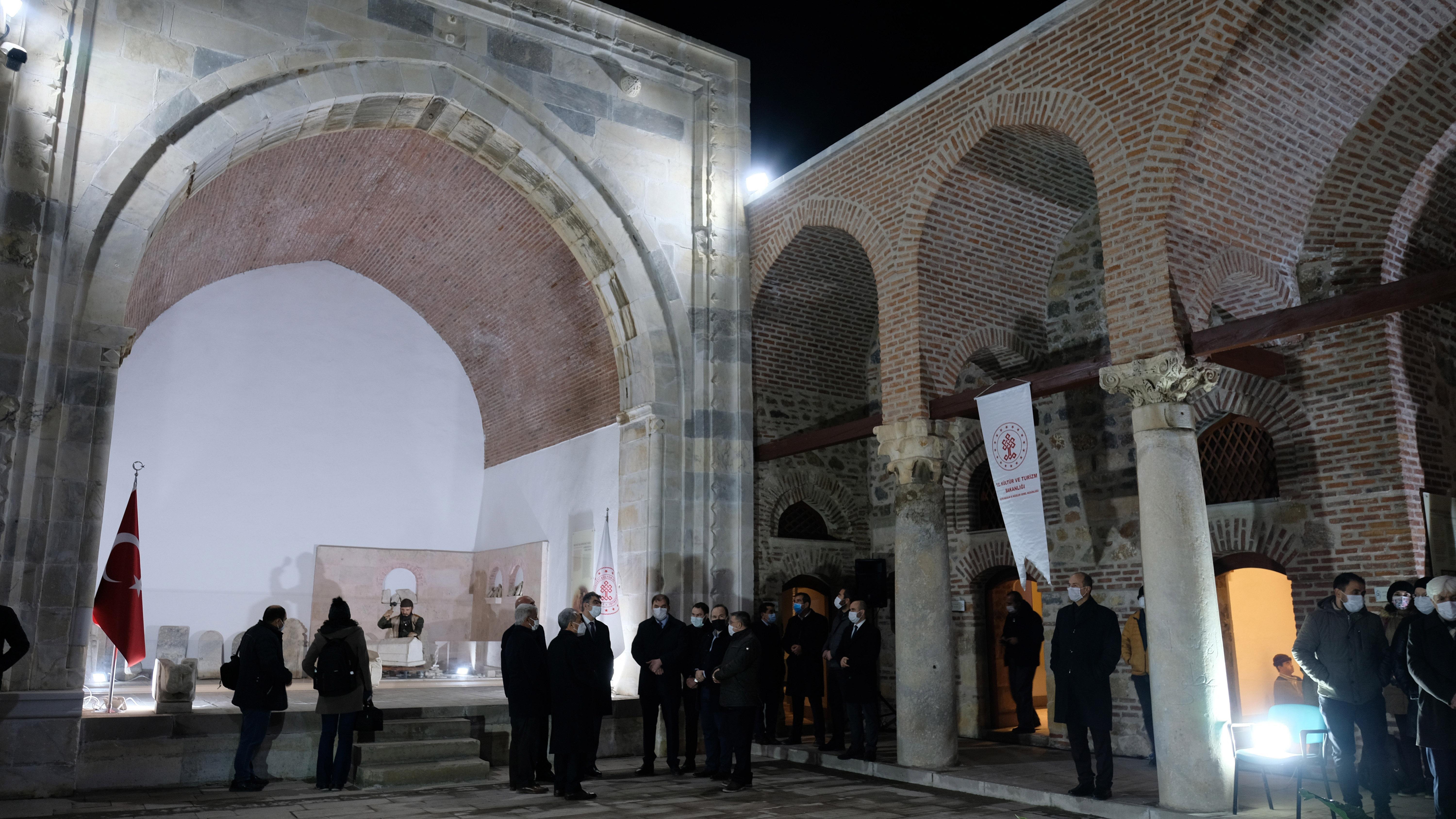 Erdoğan: Medeniyet ve kültür davamızda aynı mesafeyi kat edemediğimizi görmenin üzüntüsü içindeyim