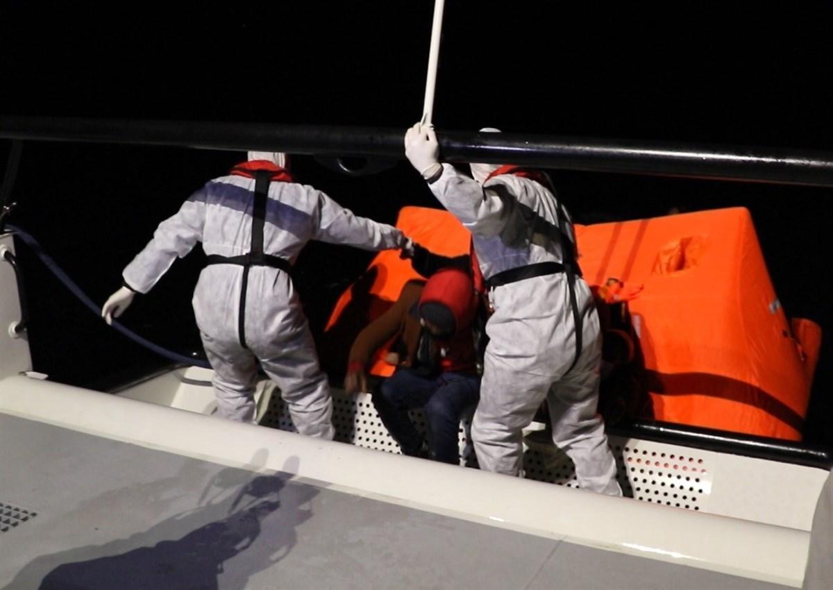 Yunanistanın ölüme terk ettiği 53 kaçak göçmeni, Sahil Güvenlik kurtardı