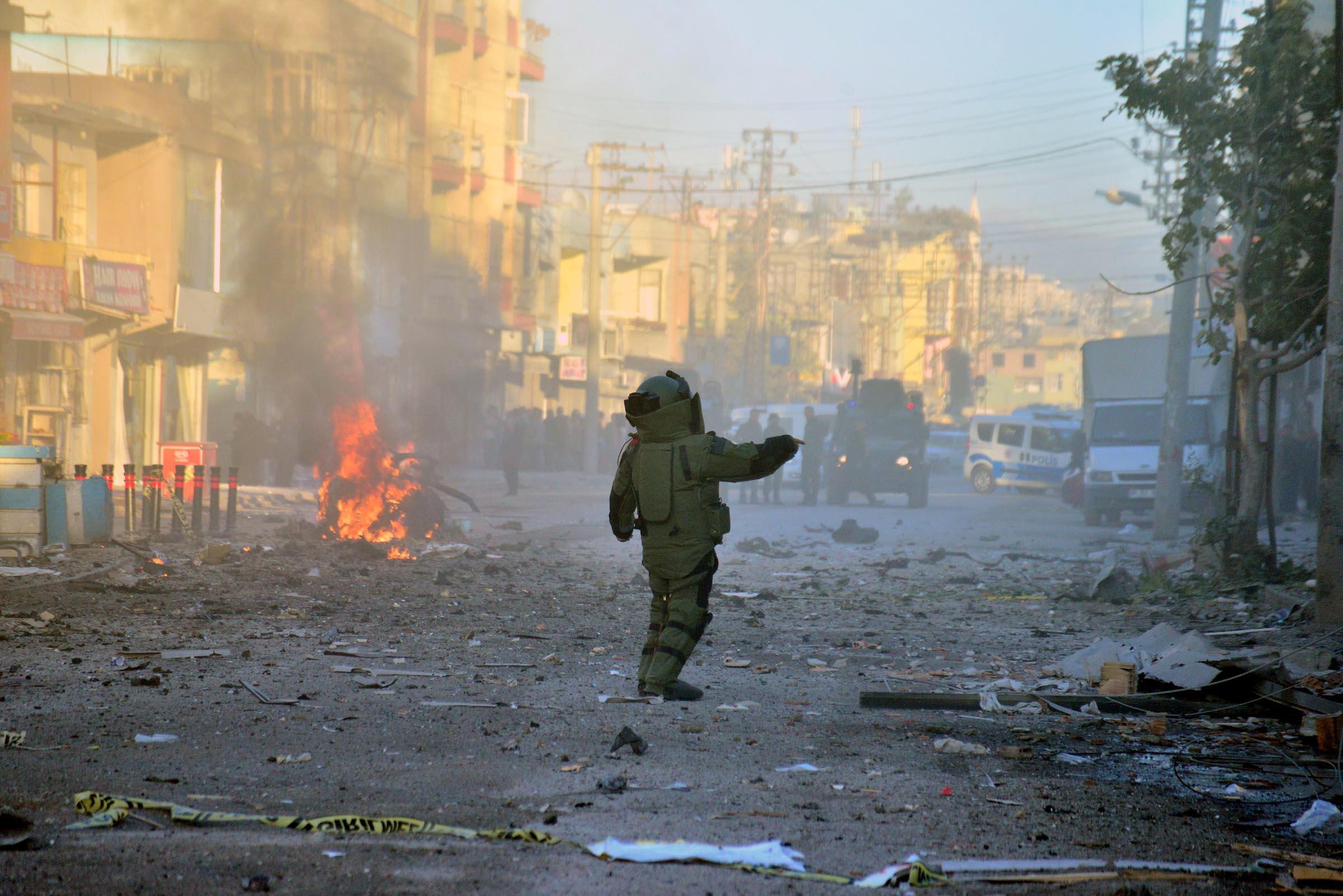 Adanada polis merkezine yapılan saldırıdaki bomba yüklü aracı evinde saklayan terörist yakalandı