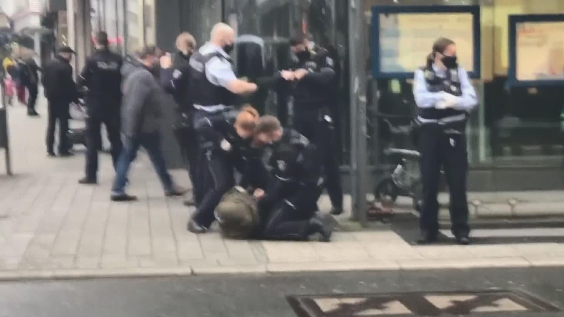 Almanya’da polisin şiddet uyguladığı başörtülü kadın Alman çıktı