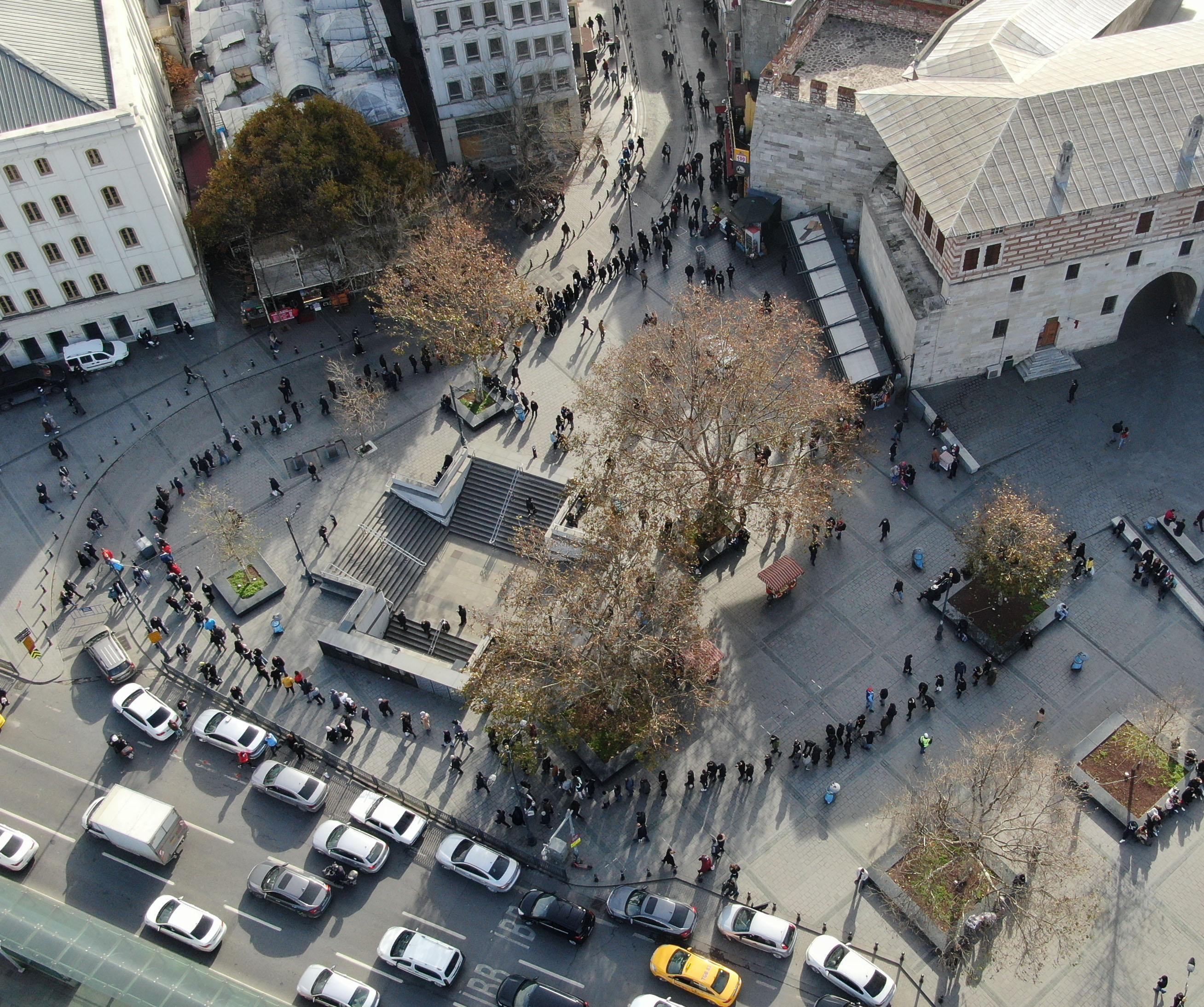 Yalnızca 6 gün kaldı; Eminönünde metrelerce uzayan Milli Piyango bileti kuyruğu