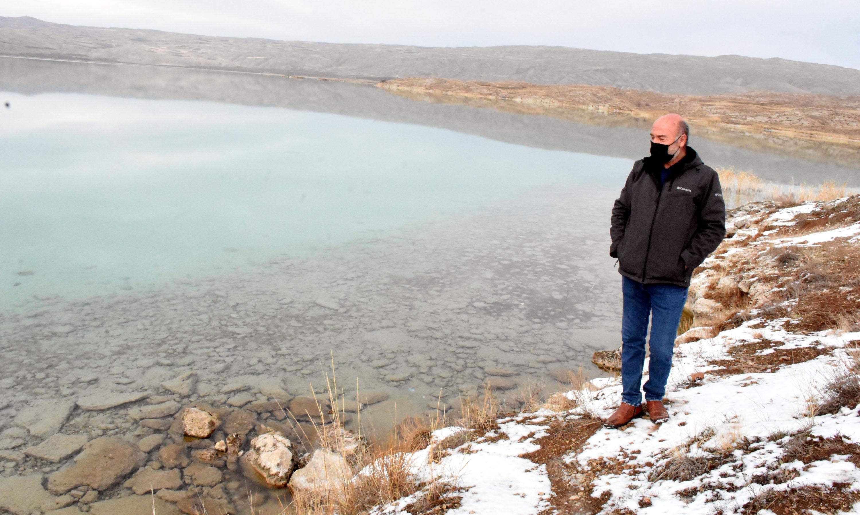 Tödürge Gölündeki dev yayın balıkları kuşları ürküttü