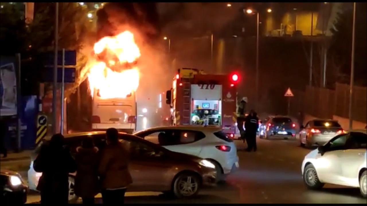 Bayrampaşada otobüs alev alev yandı