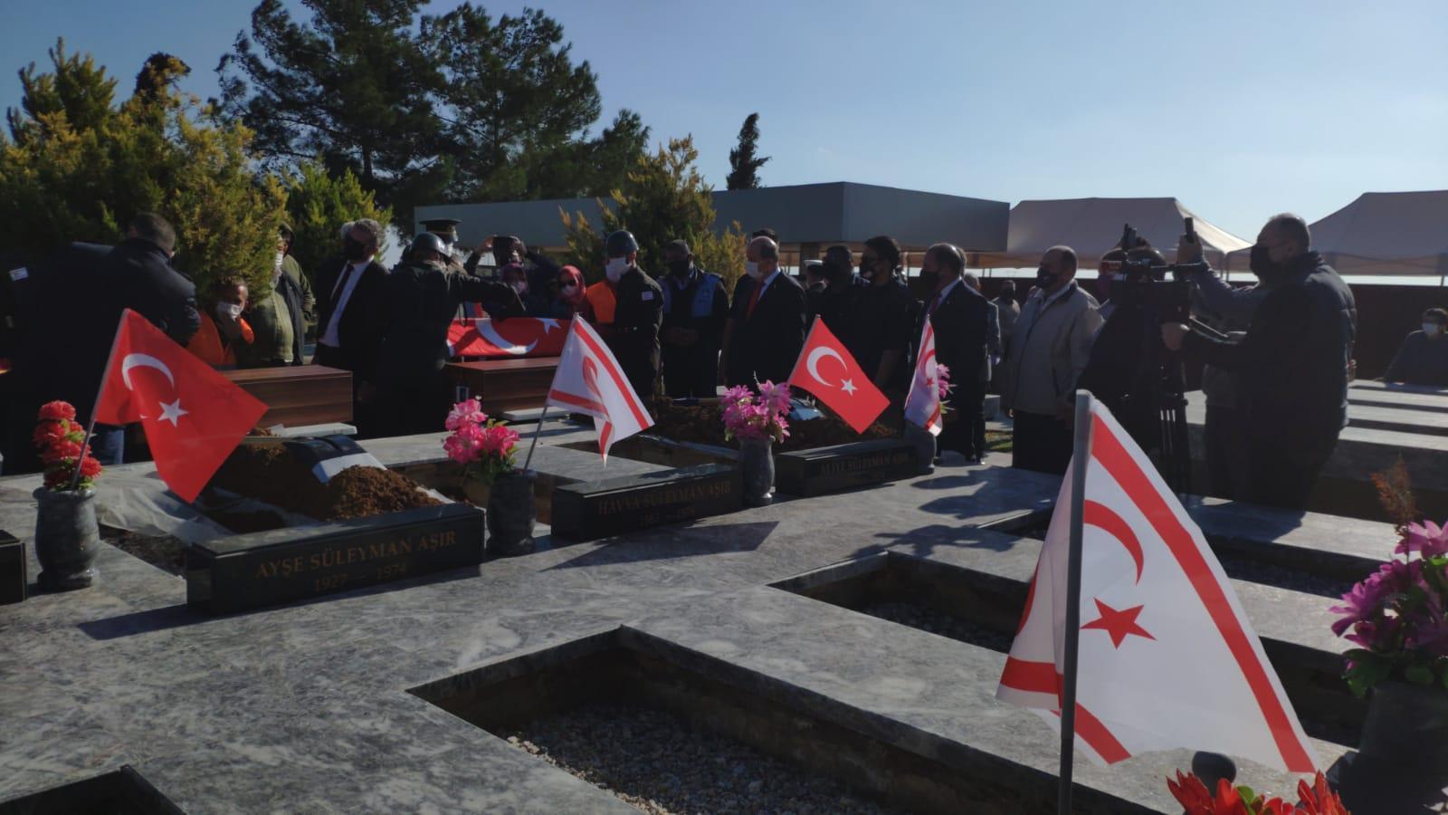 Kıbrısta terör örgütü EOKA-B’nin katlettiği 14 çocuk, 46 yıl sonra resmi törenle toprağa verildi