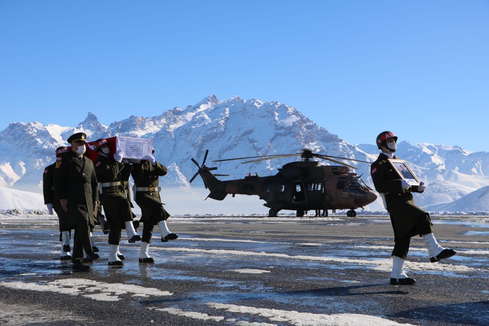 MSB: Hakkaride çığ altında kalan 1 asker şehit oldu, 1 asker aranıyor