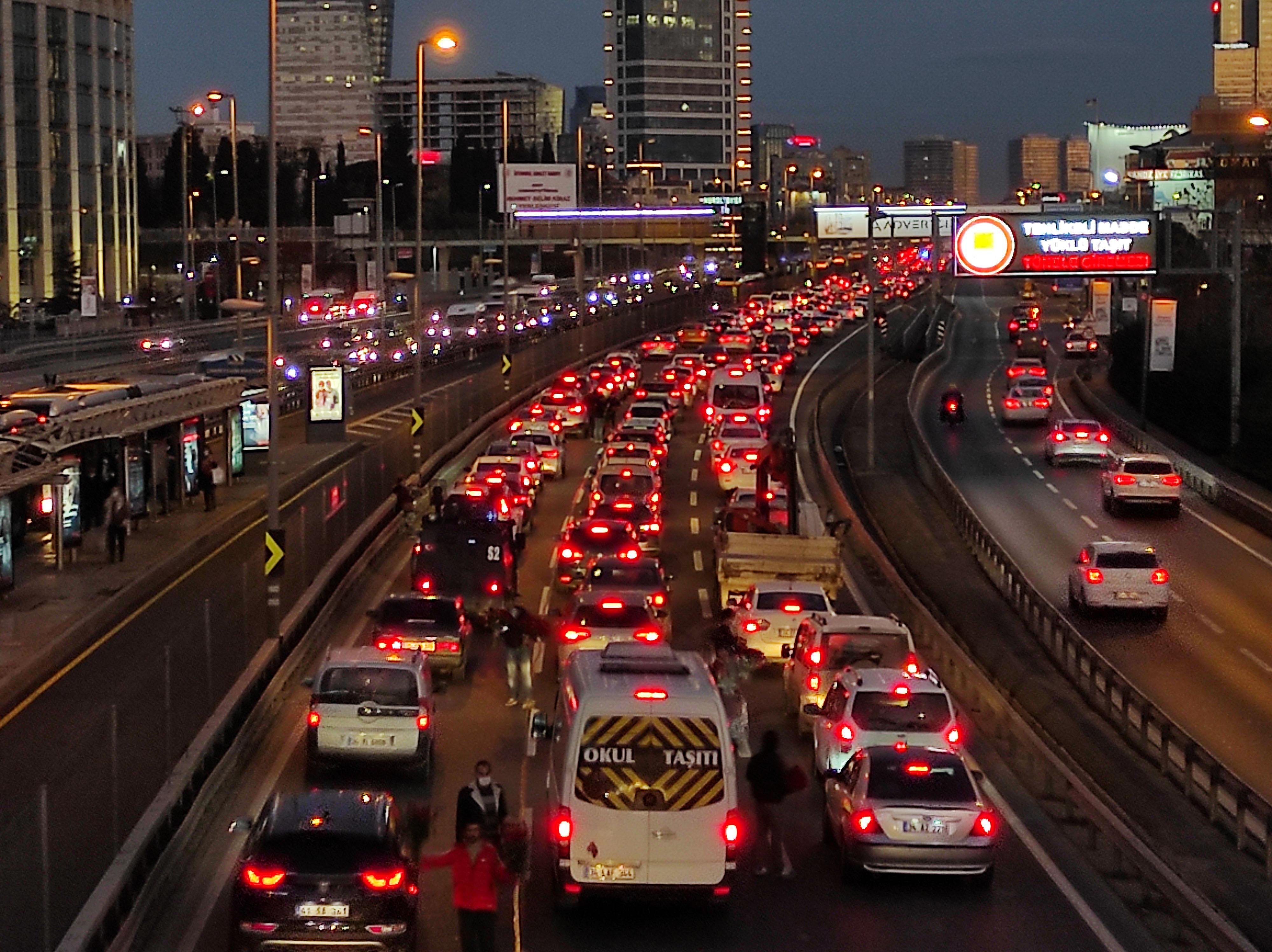 İstanbulda trafik yoğunluğu yüzde 71e ulaştı
