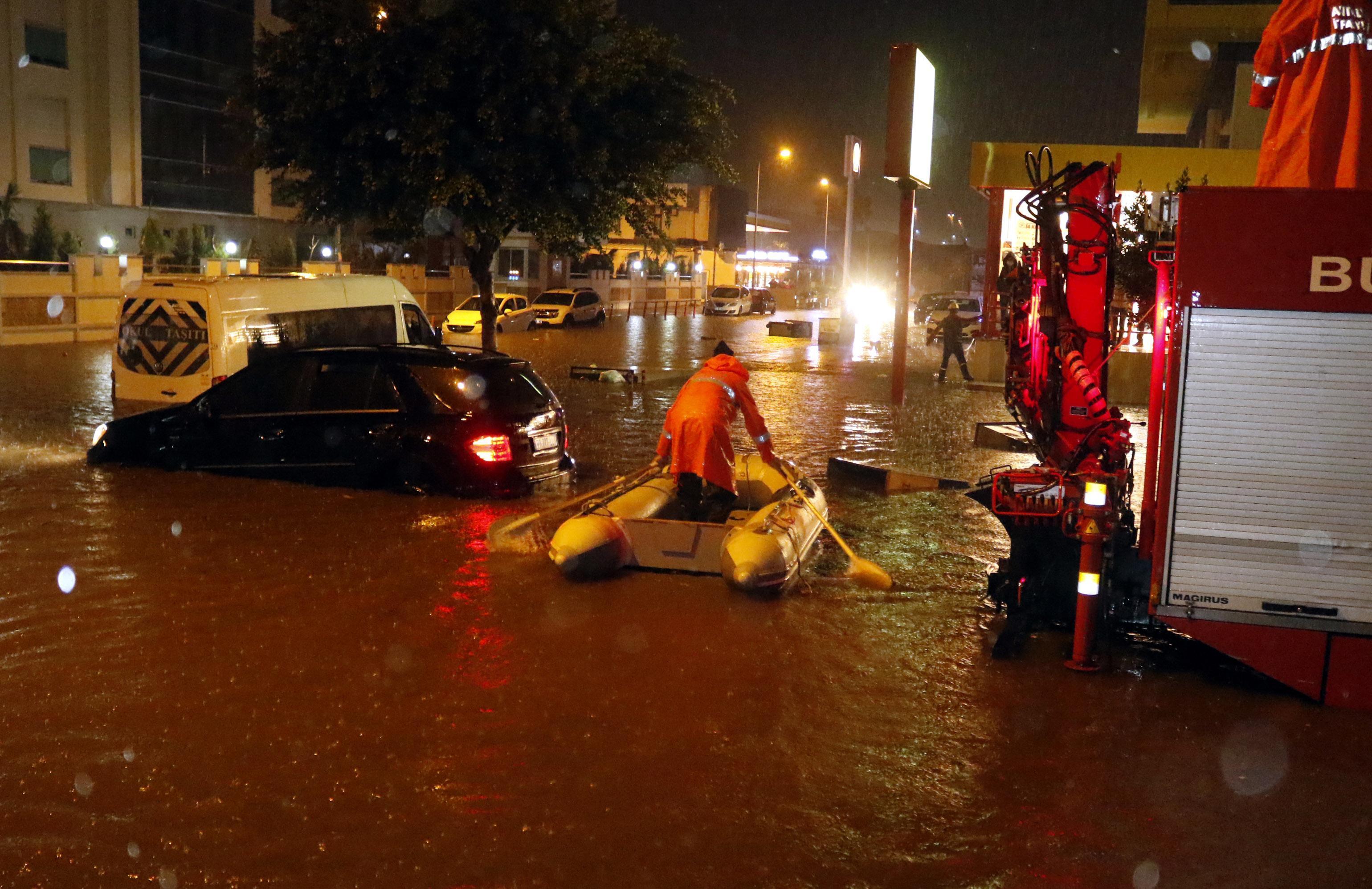 Antalyayı sağanak vurdu