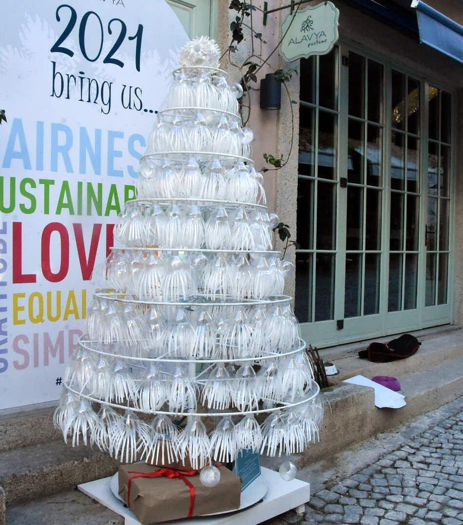 Plastik şişeler yılbaşı ağacına dönüştü