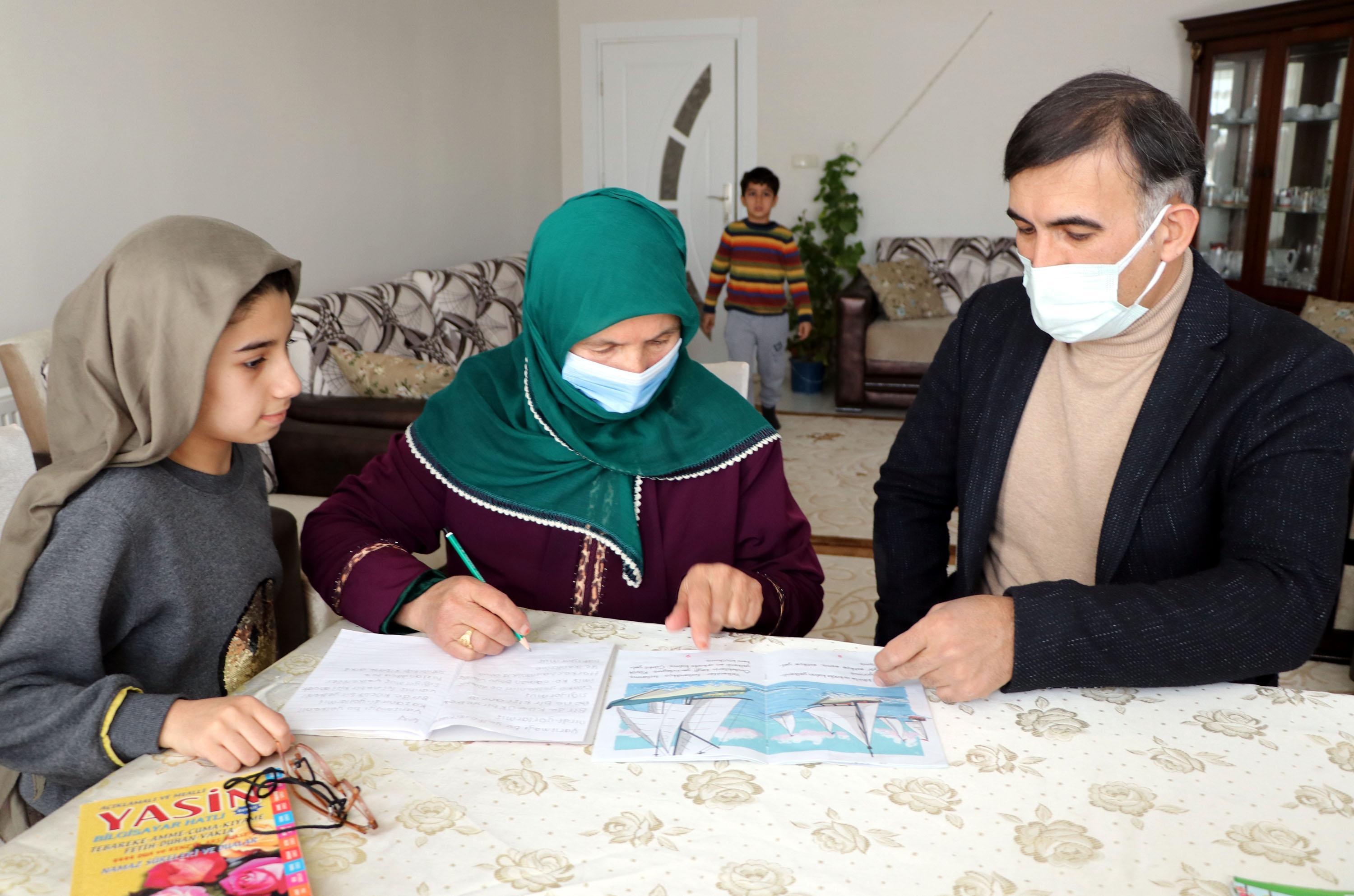 9 çocuğu doktor, mühendis, öğretmen ve hemşire olan anne okuma yazma öğreniyor