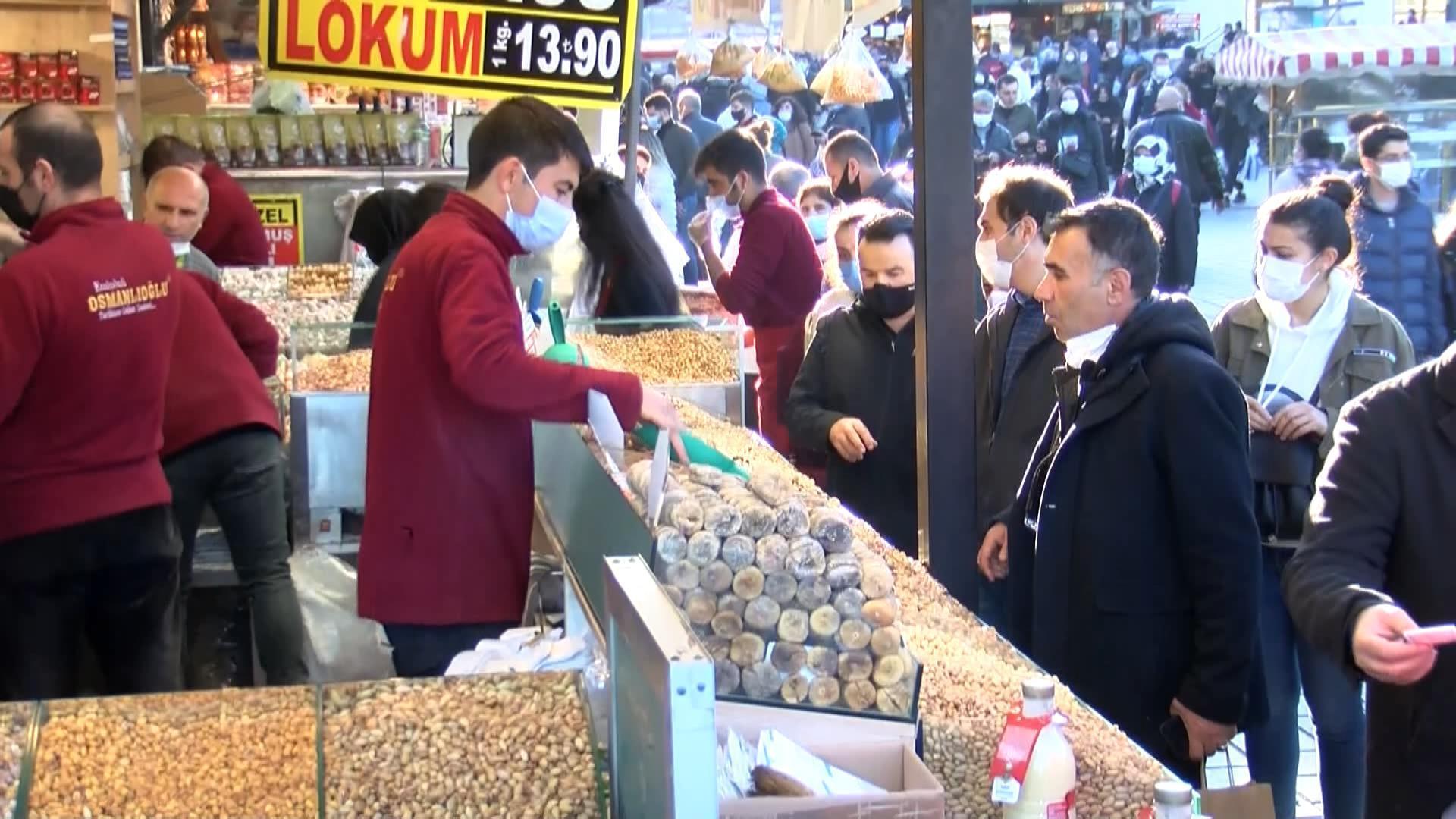 Yılbaşı ve 4 günlük sokağa çıkma kısıtlaması öncesi Eminönünde alışveriş yoğunluğu