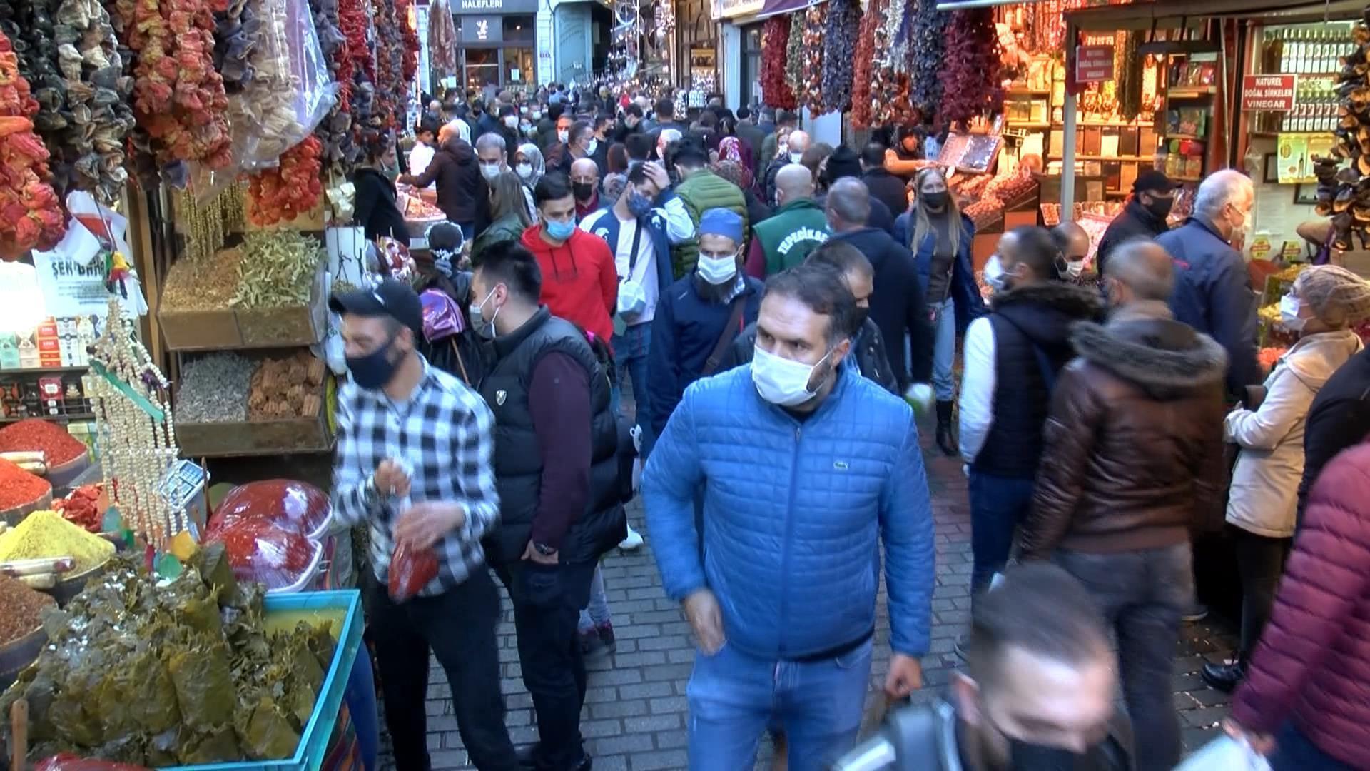 Yılbaşı ve 4 günlük sokağa çıkma kısıtlaması öncesi Eminönünde alışveriş yoğunluğu