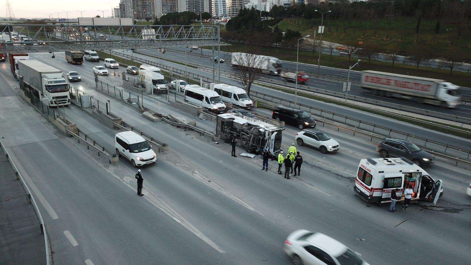 Esenyurtta midibüs devrildi