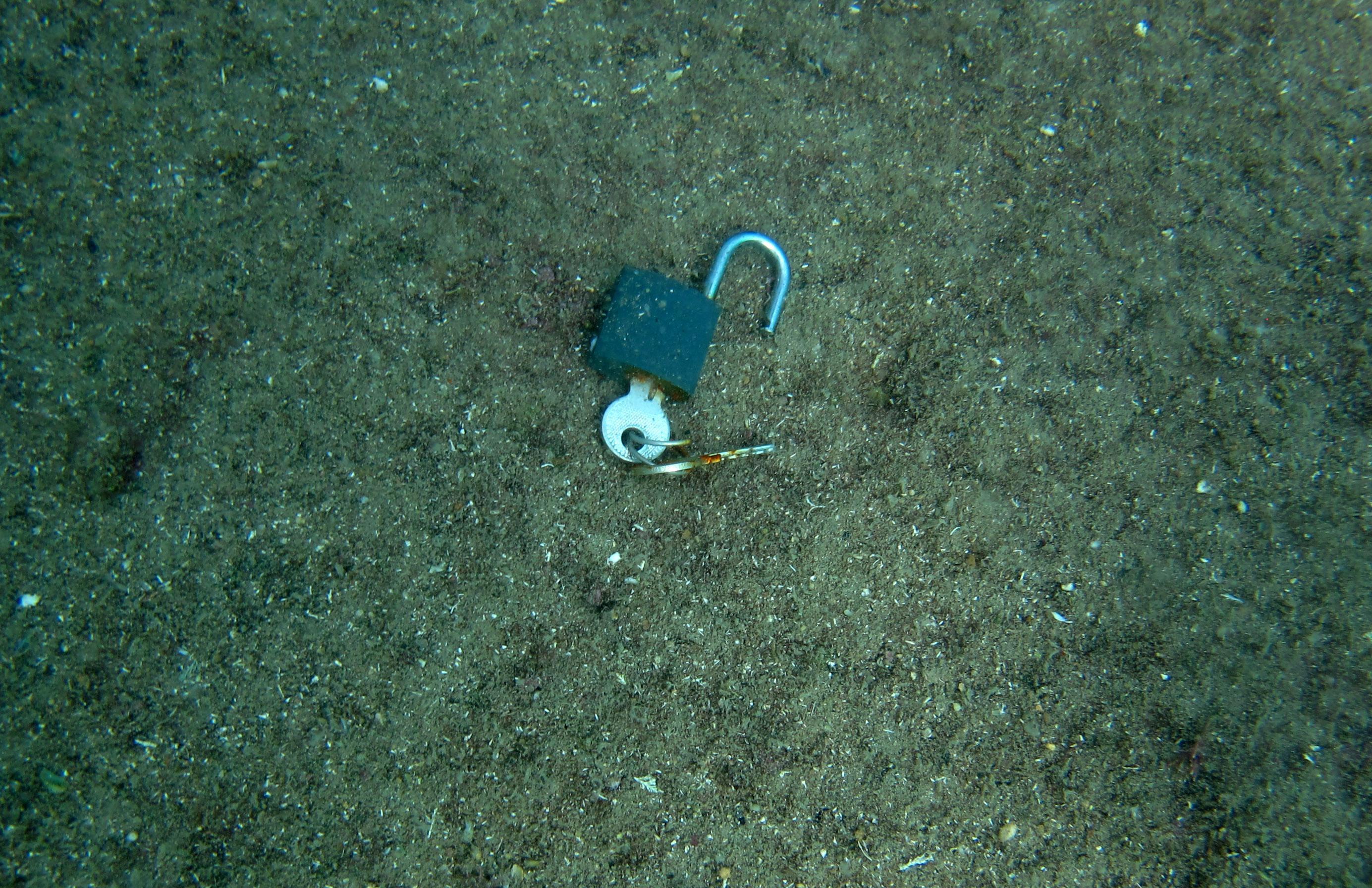 Deniz tabanı, kısmet açmak için atılan asma kilit ve plastikle dolu