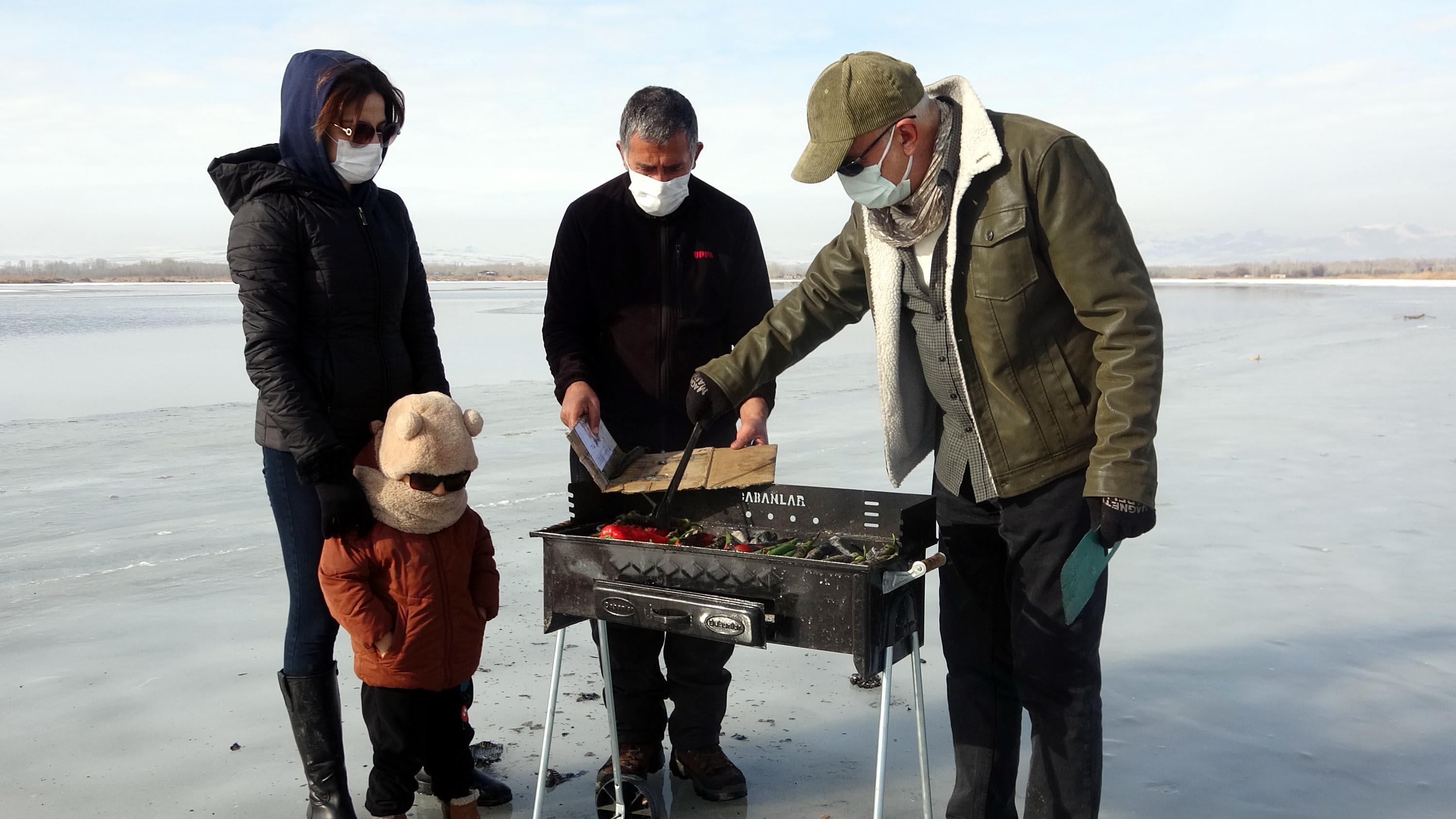 Buz tutan göl üstünde mangal yakıp, piknik yaptılar