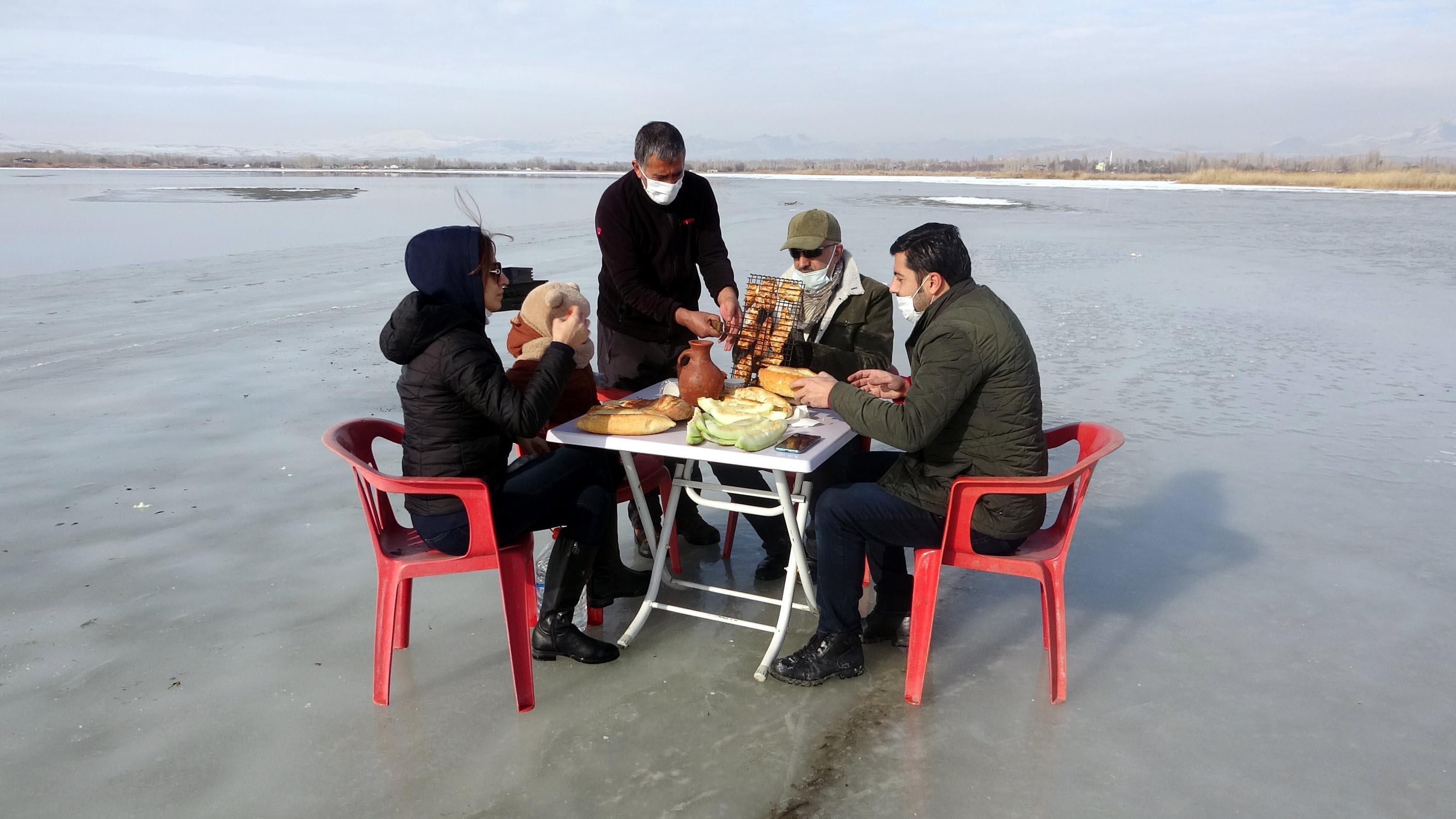 Buz tutan göl üstünde mangal yakıp, piknik yaptılar