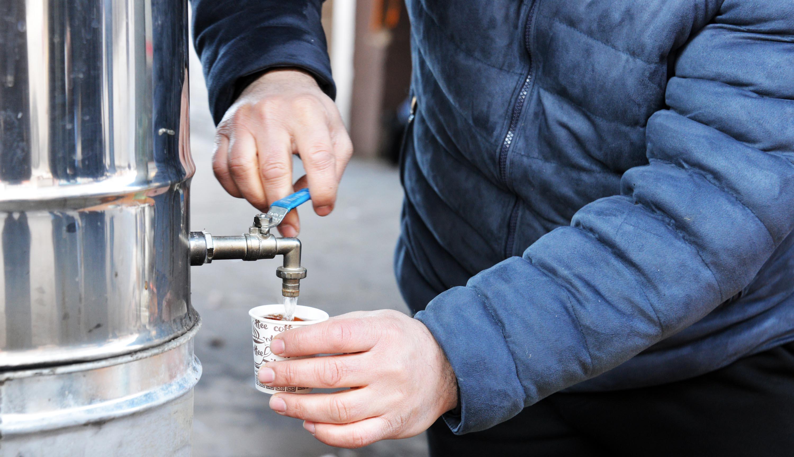 Çay şekerli mi içilir, şekersiz mi tartışmasına Dadaşlar kıtlama dedi