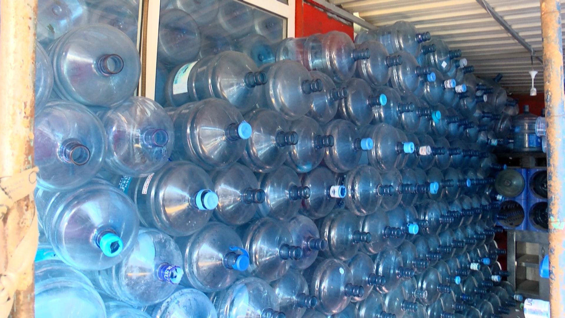 İstanbulda 6 ilçede 30 saatlik su kesintisi hazırlığı... Su satışları patladı; kova bidon ne varsa dolduruldu