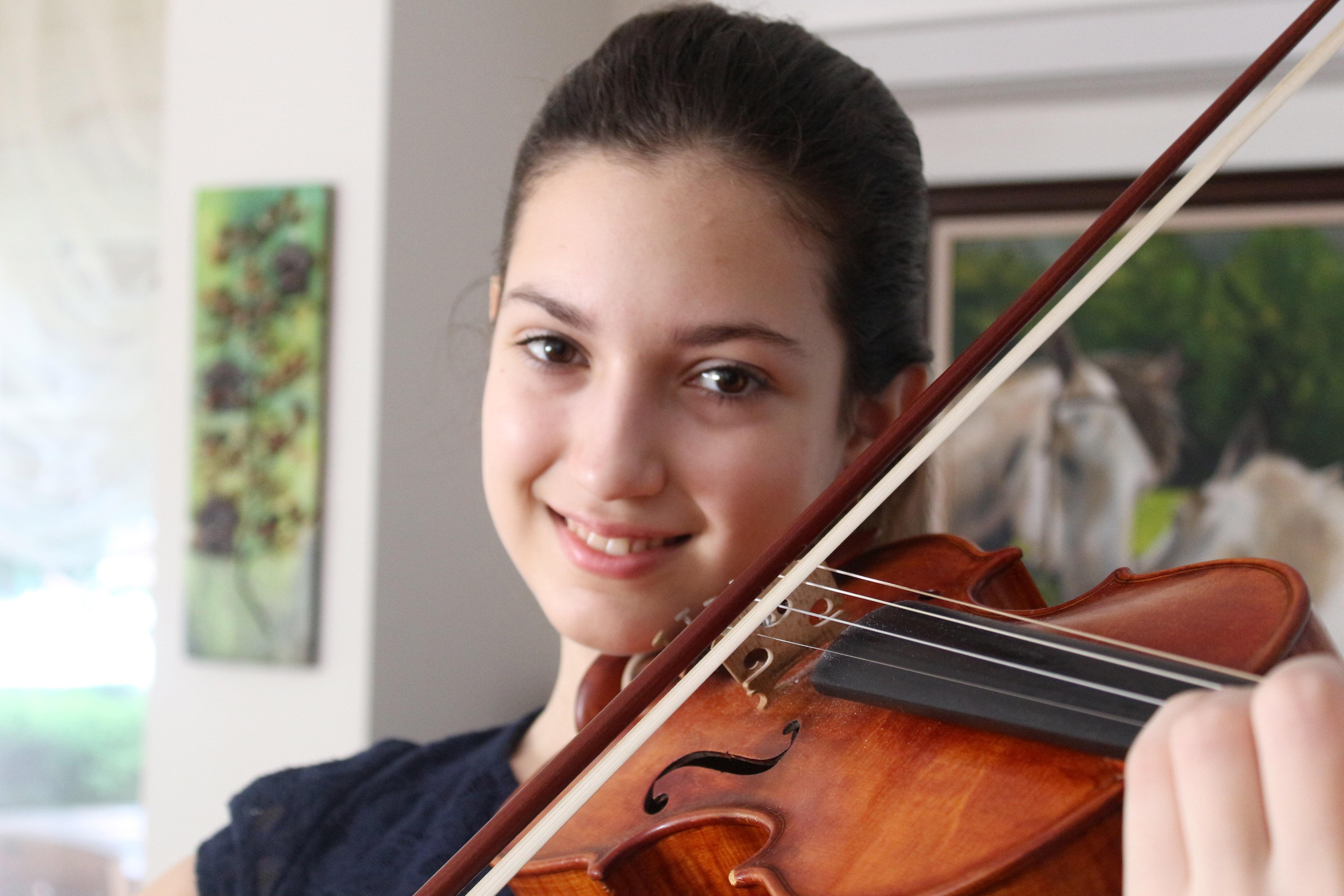 Anne karnında müzikle tanışan Irmak, kemanıyla başarıdan başarıya koşuyor