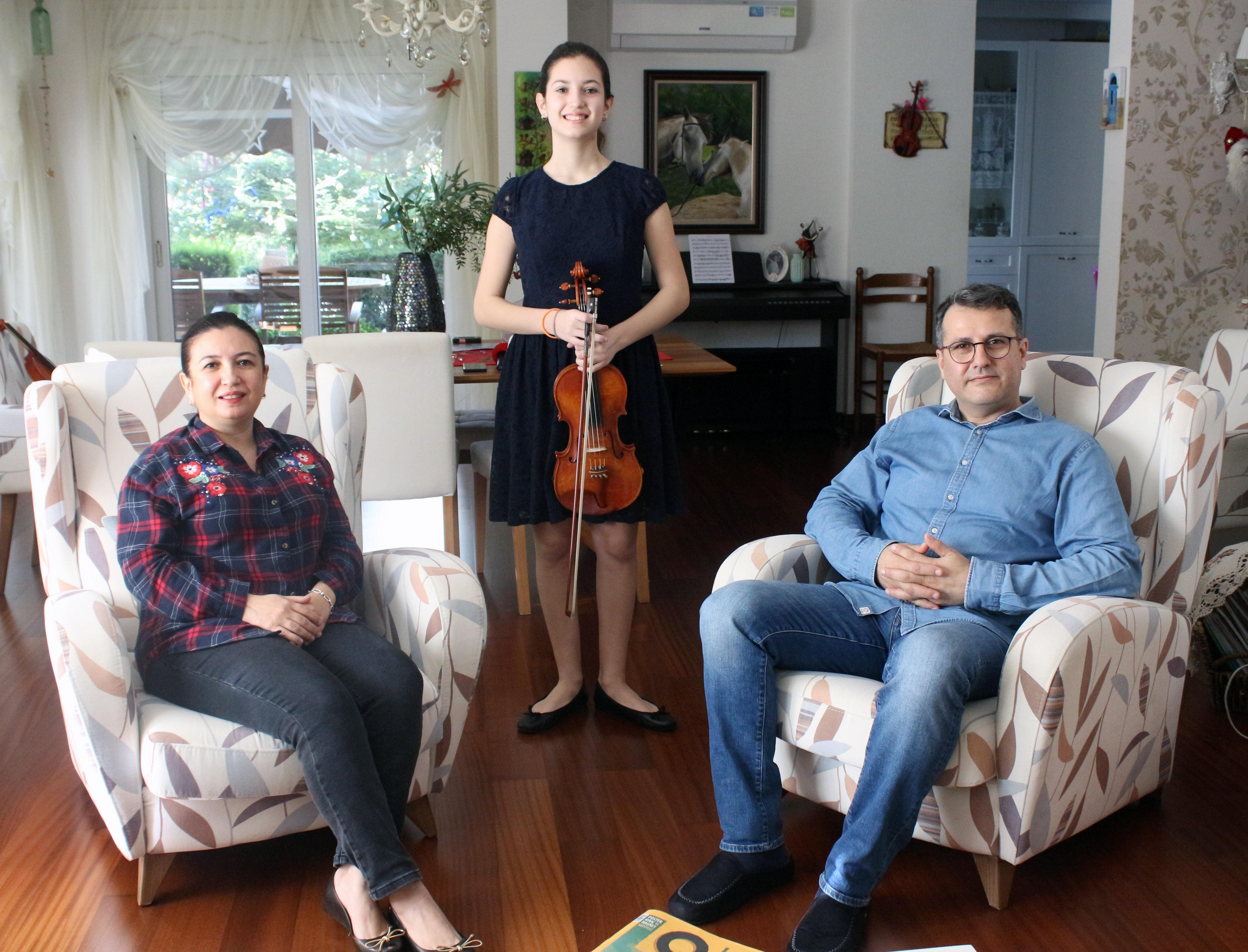 Anne karnında müzikle tanışan Irmak, kemanıyla başarıdan başarıya koşuyor