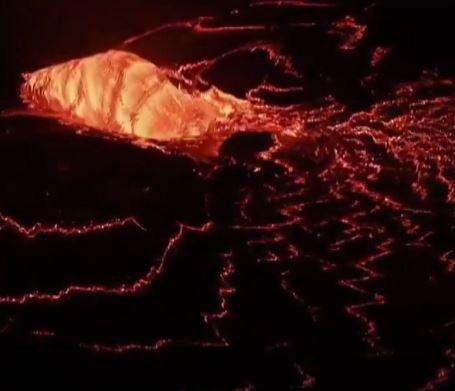 Hawaiideki Kilauea yanardağı iki haftalık uykusundan uyandı: Lavlar 182 metreye yükseldi