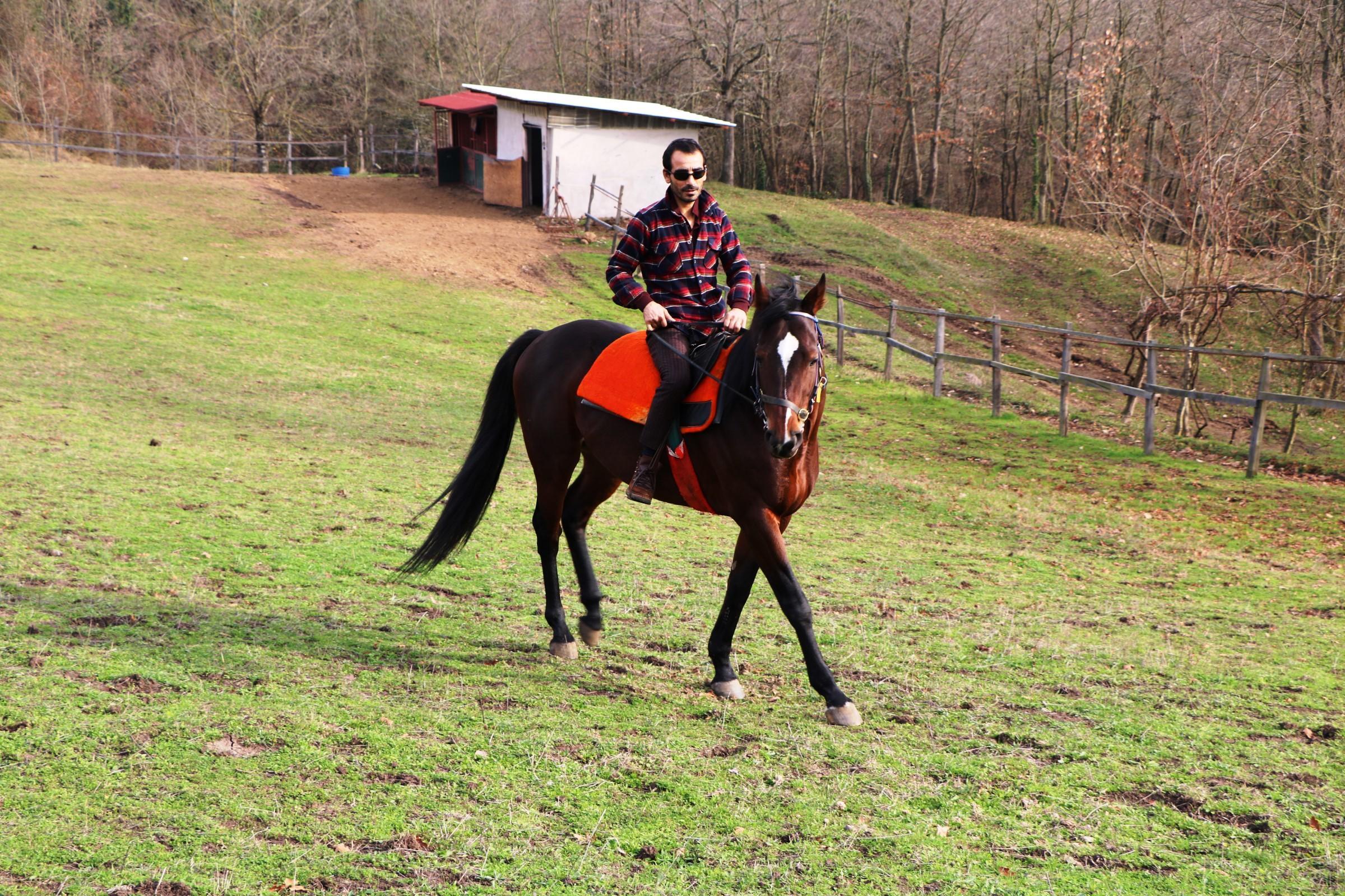 Kırbaç vurmadan yarış kazanan jokey Selim Kaya: Atların yıllarca canını acıtmışız