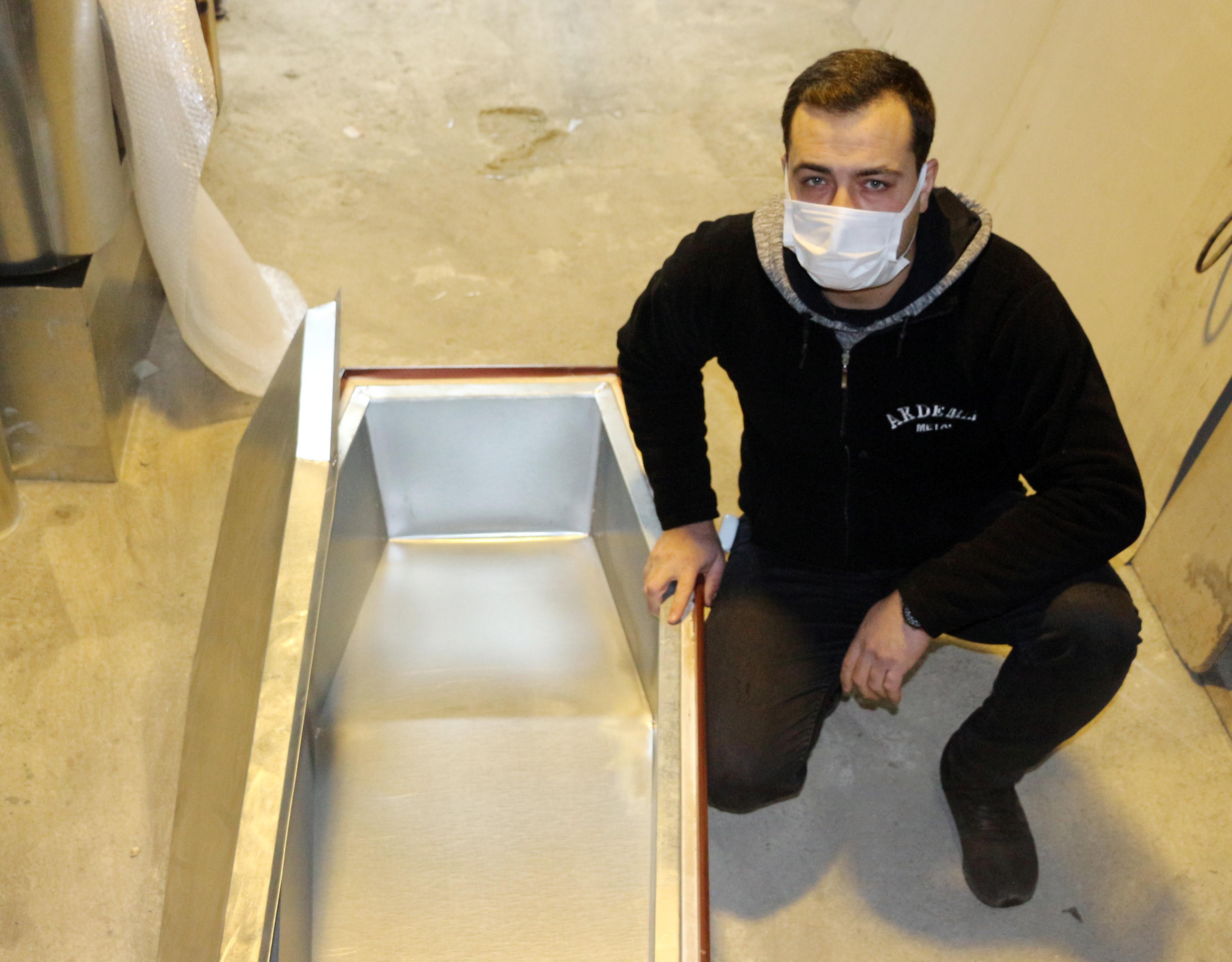 Tabut ustalarının can sıkan mesaisi