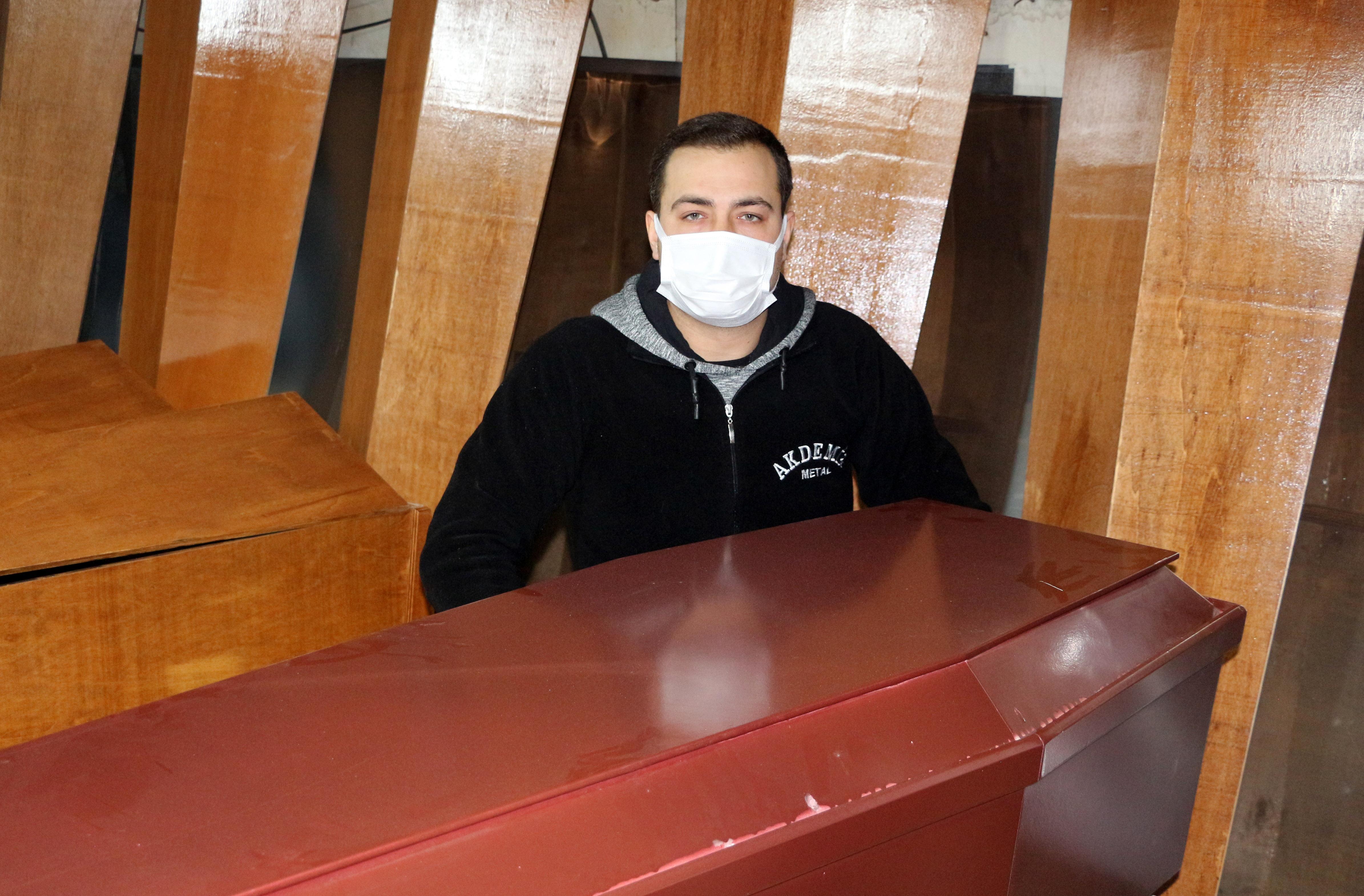 Tabut ustalarının can sıkan mesaisi