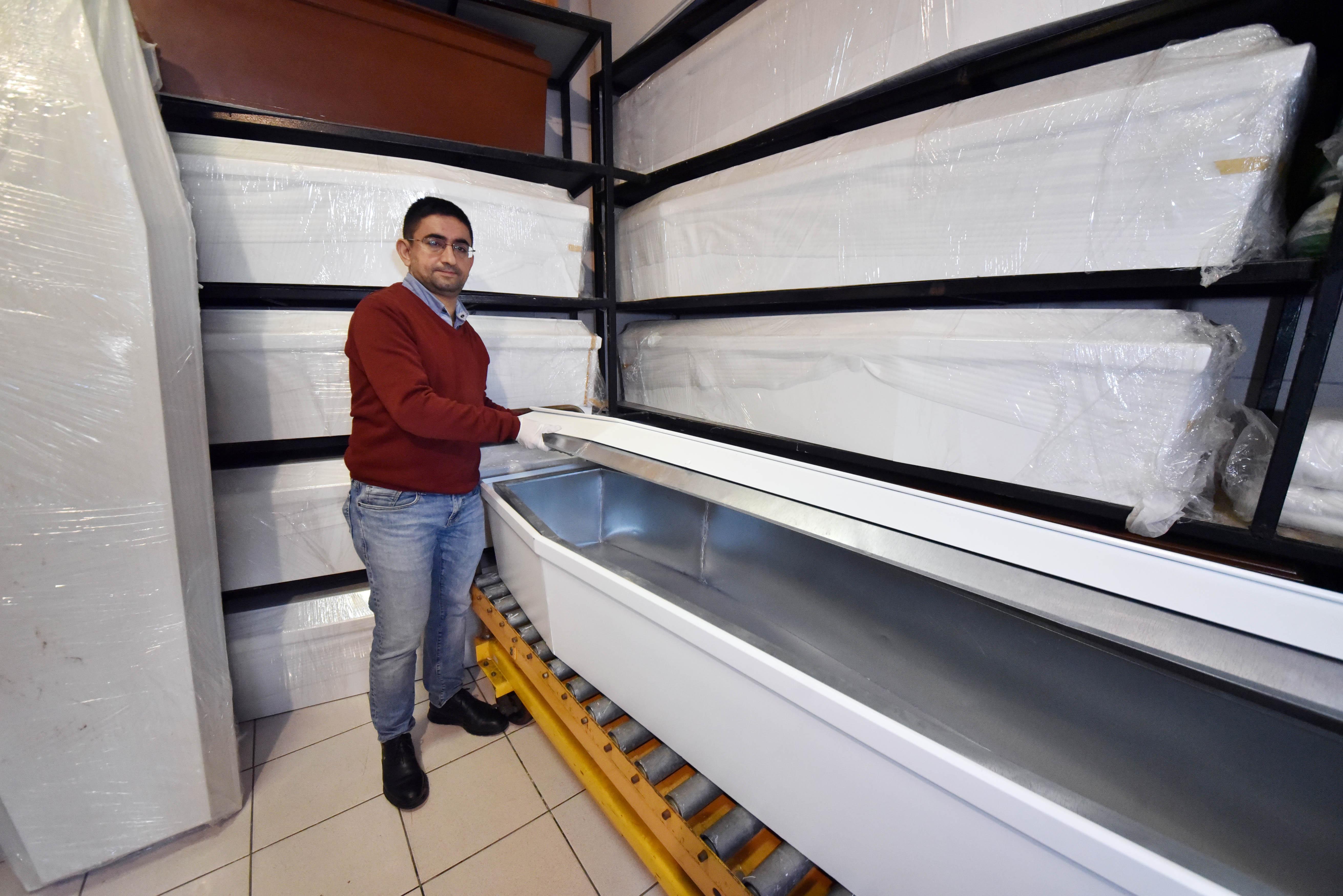 Tabut ustalarının can sıkan mesaisi