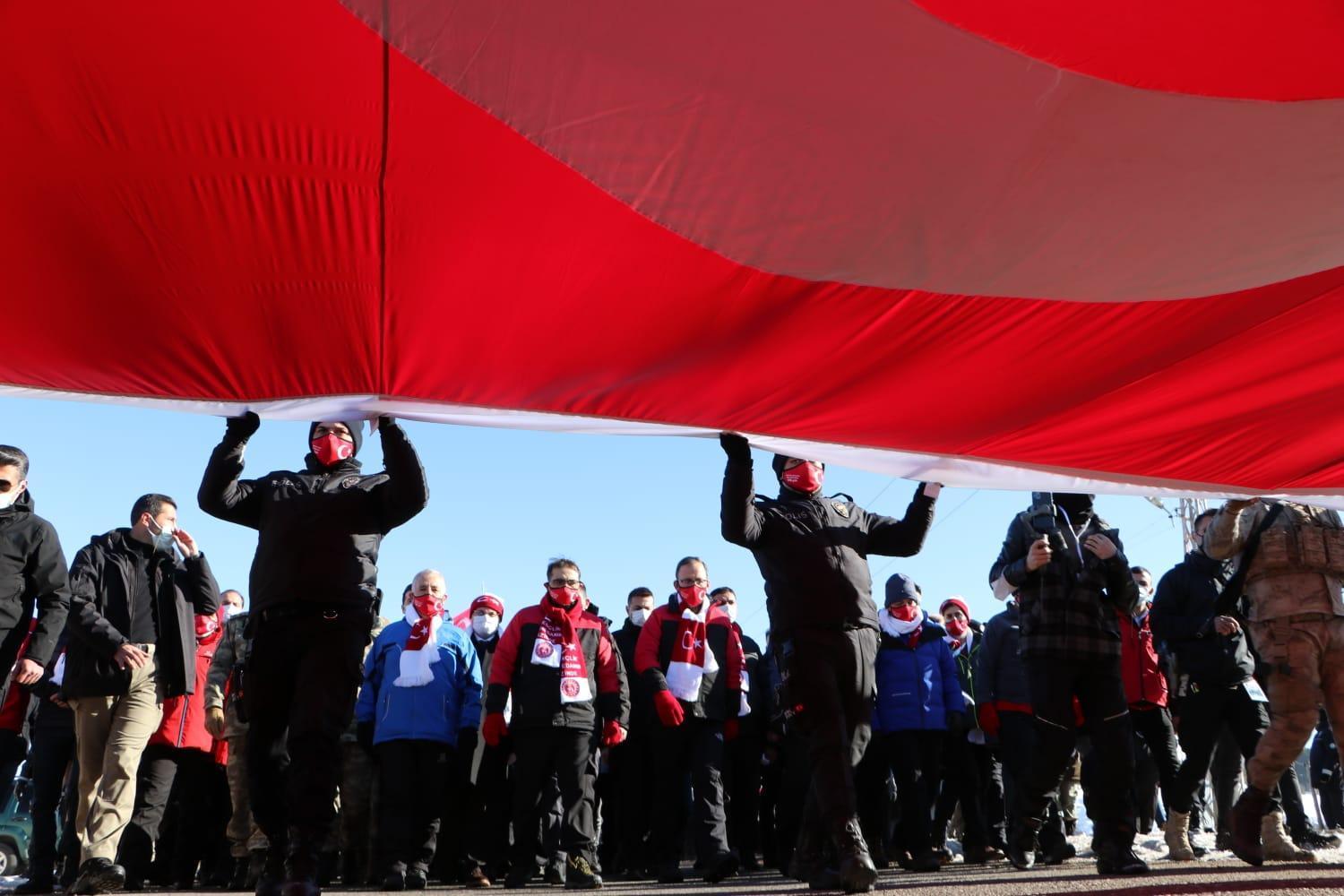 Sarıkamış şehitleri için eksi 14 derecede, koronavirüs tedbirli anma