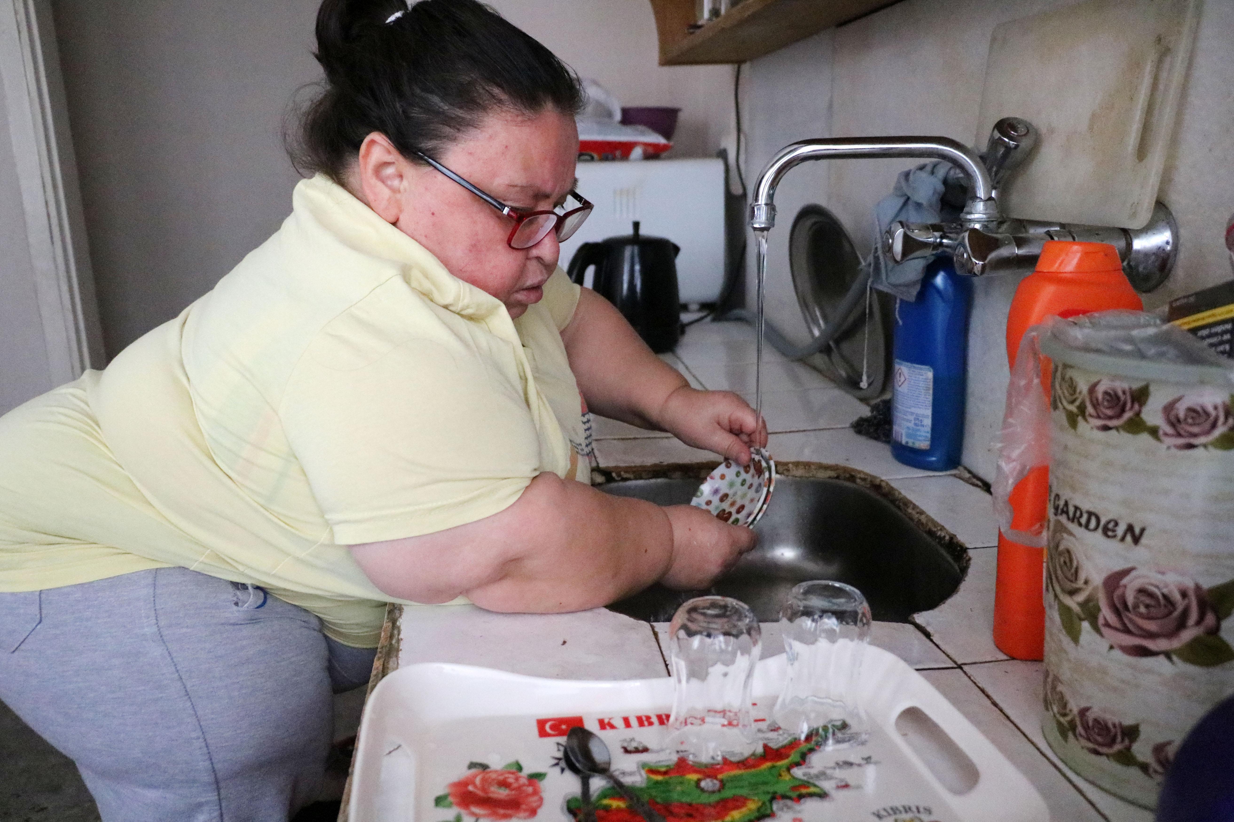 Boyu kısa çiftin mutfak dolabı ve tezgahıyla imtihanı