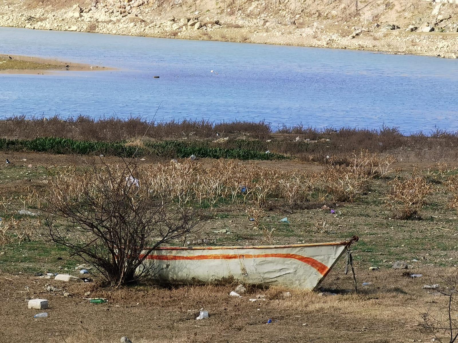 Kuraklıkta su altındaki mezarlar ortaya çıktı, yakınları sandal yerine yürüyerek ziyaret etti