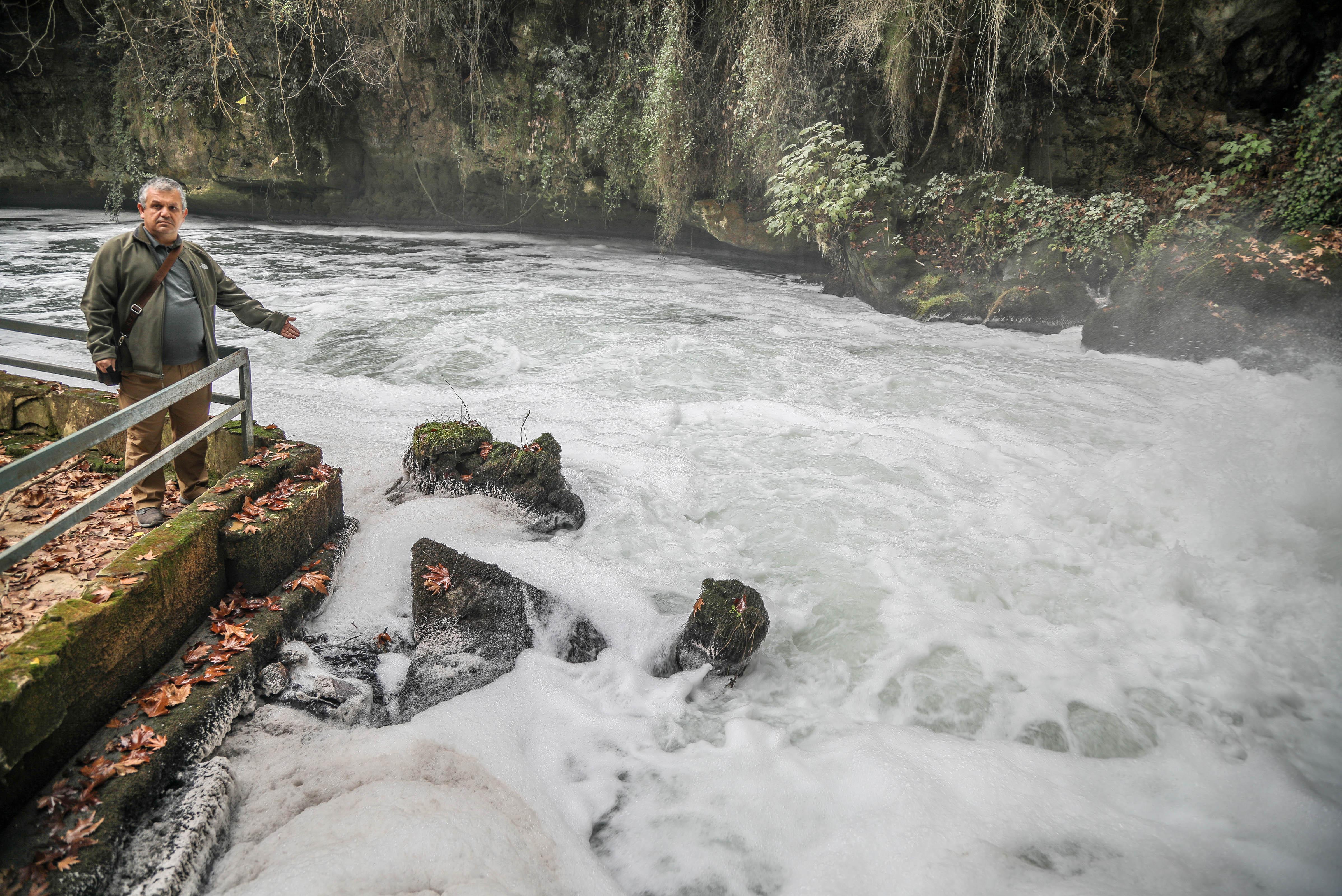 Düden suyu köpürdü, pis koku tepkiye neden oldu