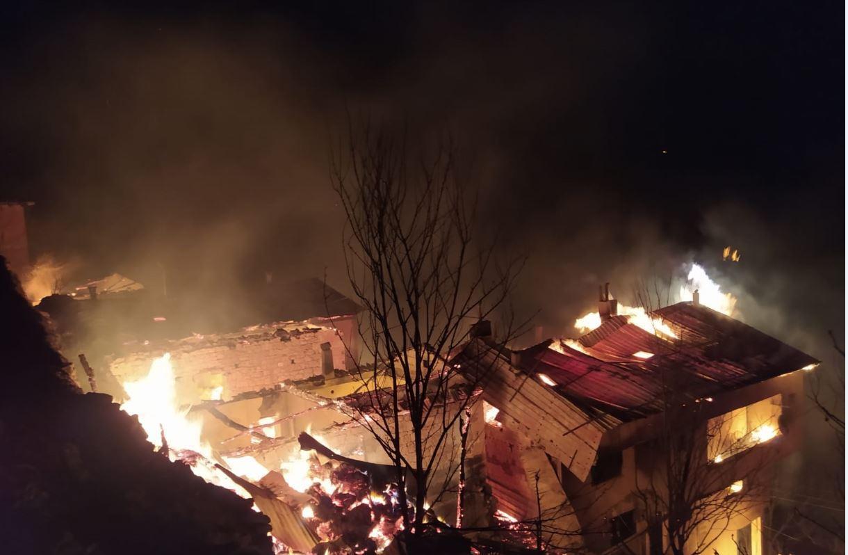 Trabzonda yangın: 7 ev ve 2 samanlık kül oldu