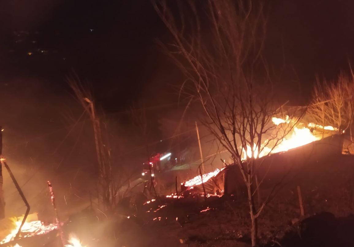 Trabzonda yangın: 7 ev ve 2 samanlık kül oldu