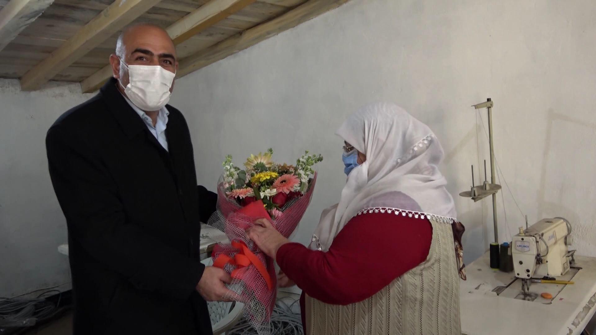 8 çocuğu ile çanta üreten anneye Bakan Selçuktan çiçek