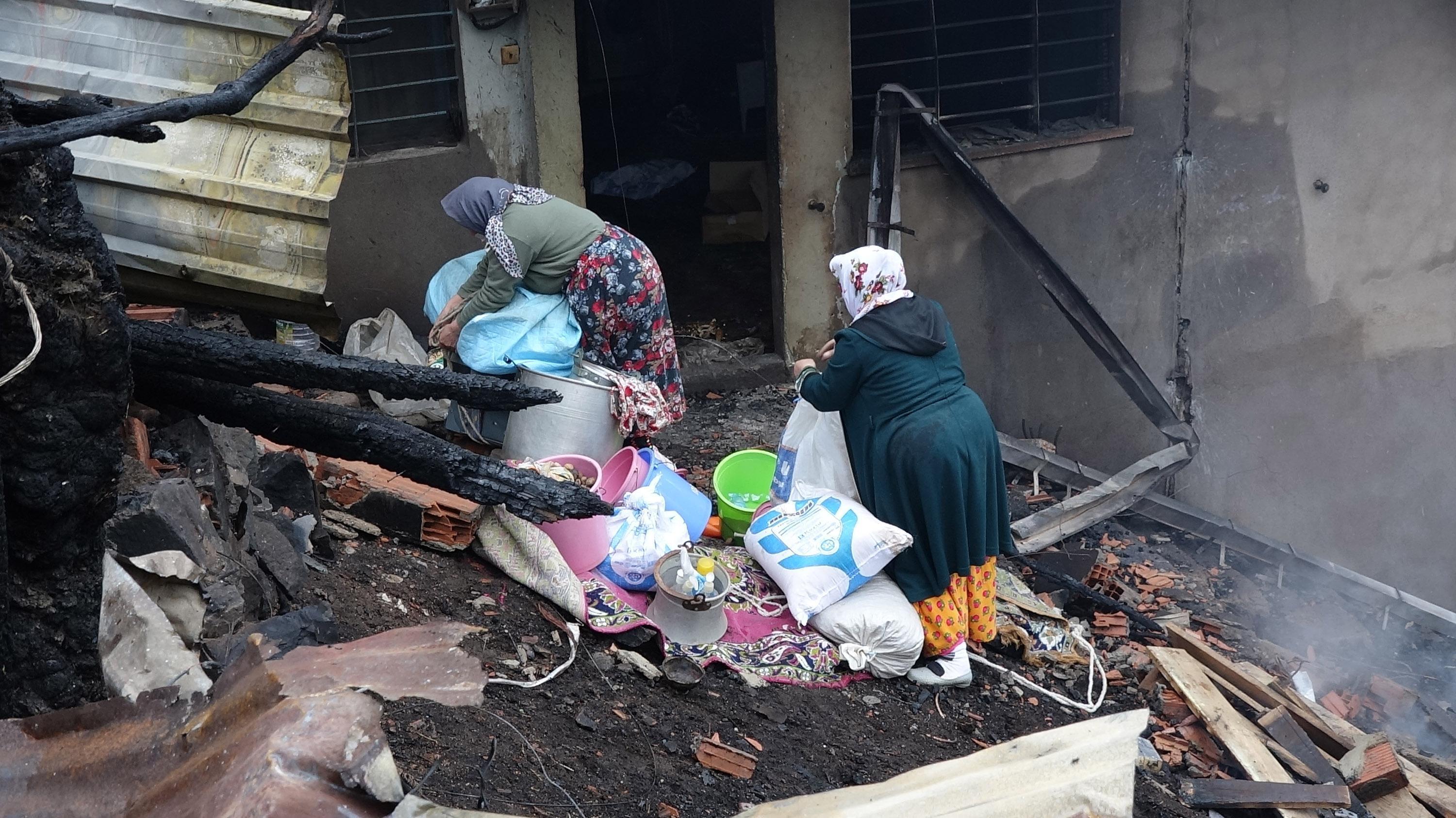 Trabzonda 7 evin yandığı yangının ardından aileler, enkazda eşyalarını aradı