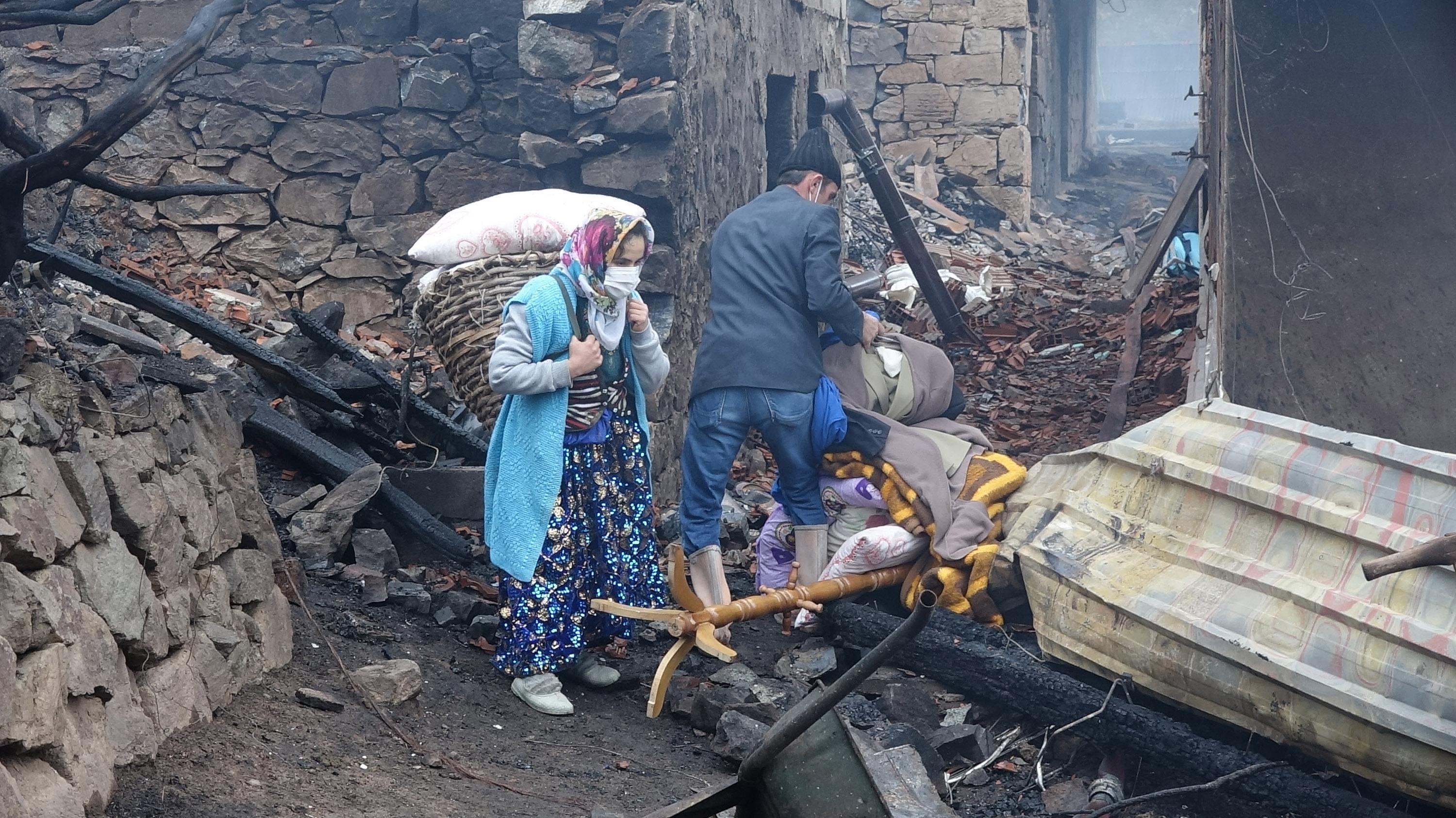 Trabzonda 7 evin yandığı yangının ardından aileler, enkazda eşyalarını aradı