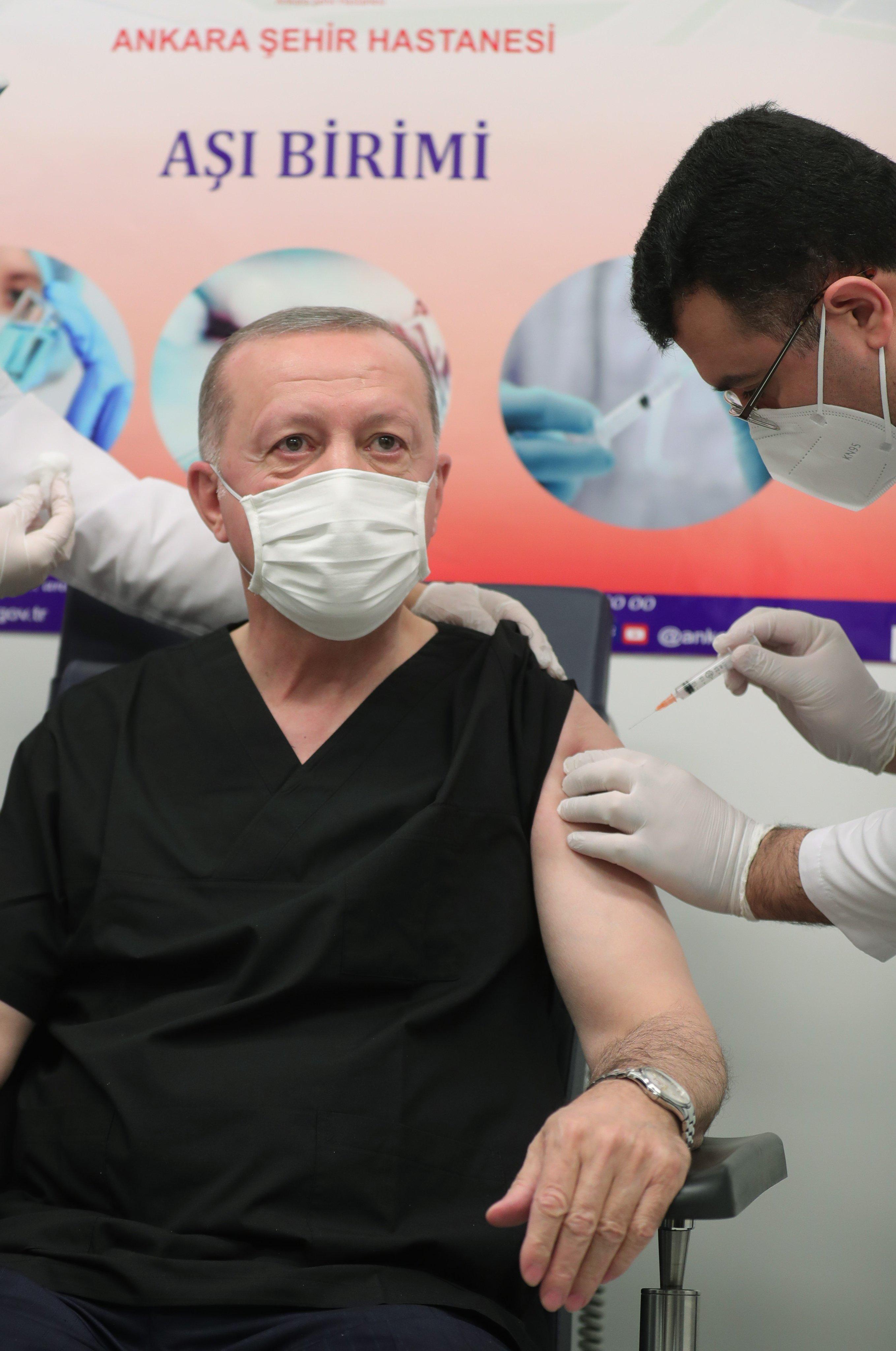 Cumhurbaşkanı Recep Tayyip Erdoğan, Ankara Şehir Hastanesinde Covid-19 aşısı oldu