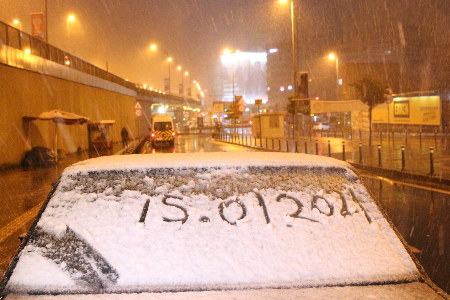 İstanbullular güne kar yağışıyla uyandı