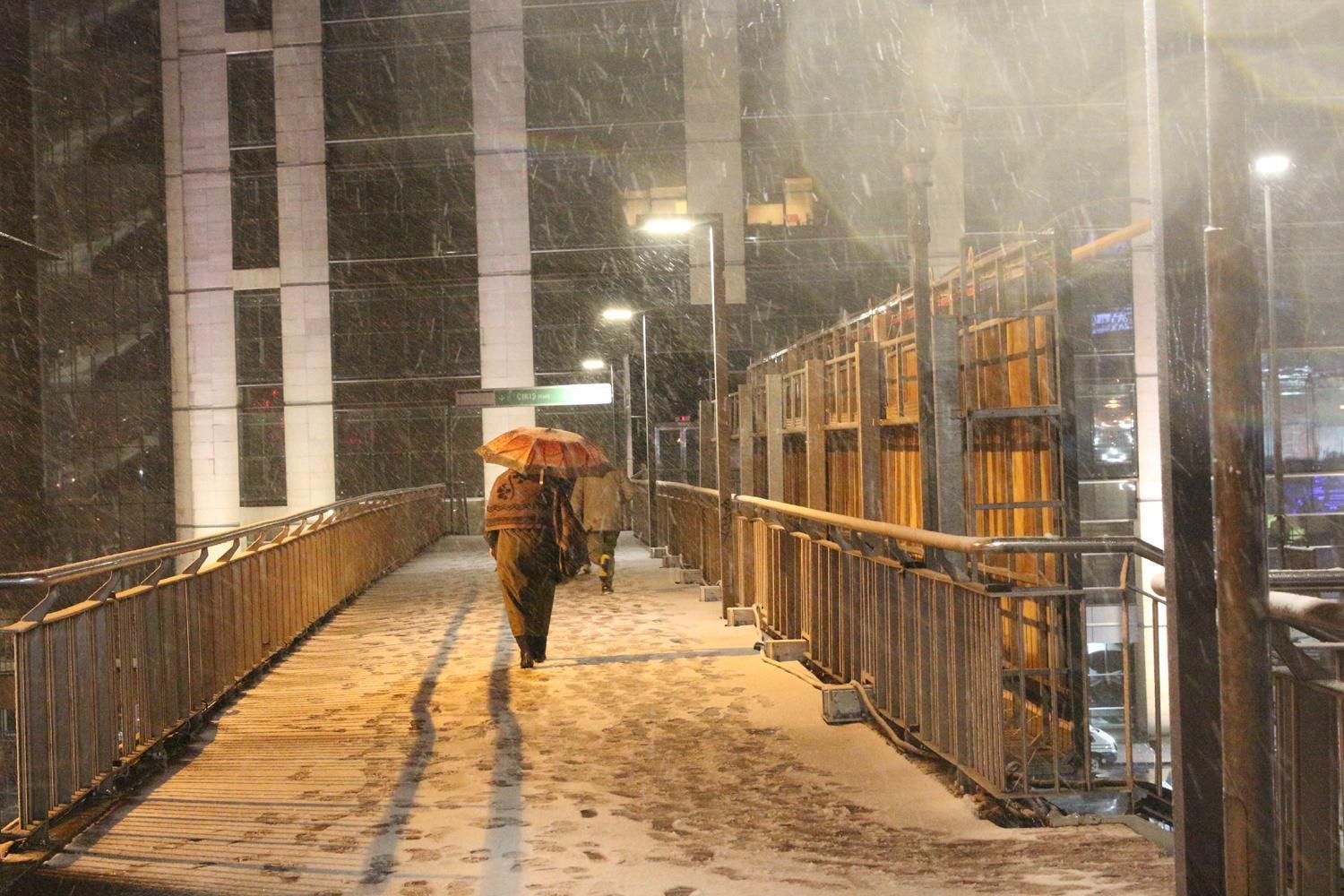 İstanbullular güne kar yağışıyla uyandı