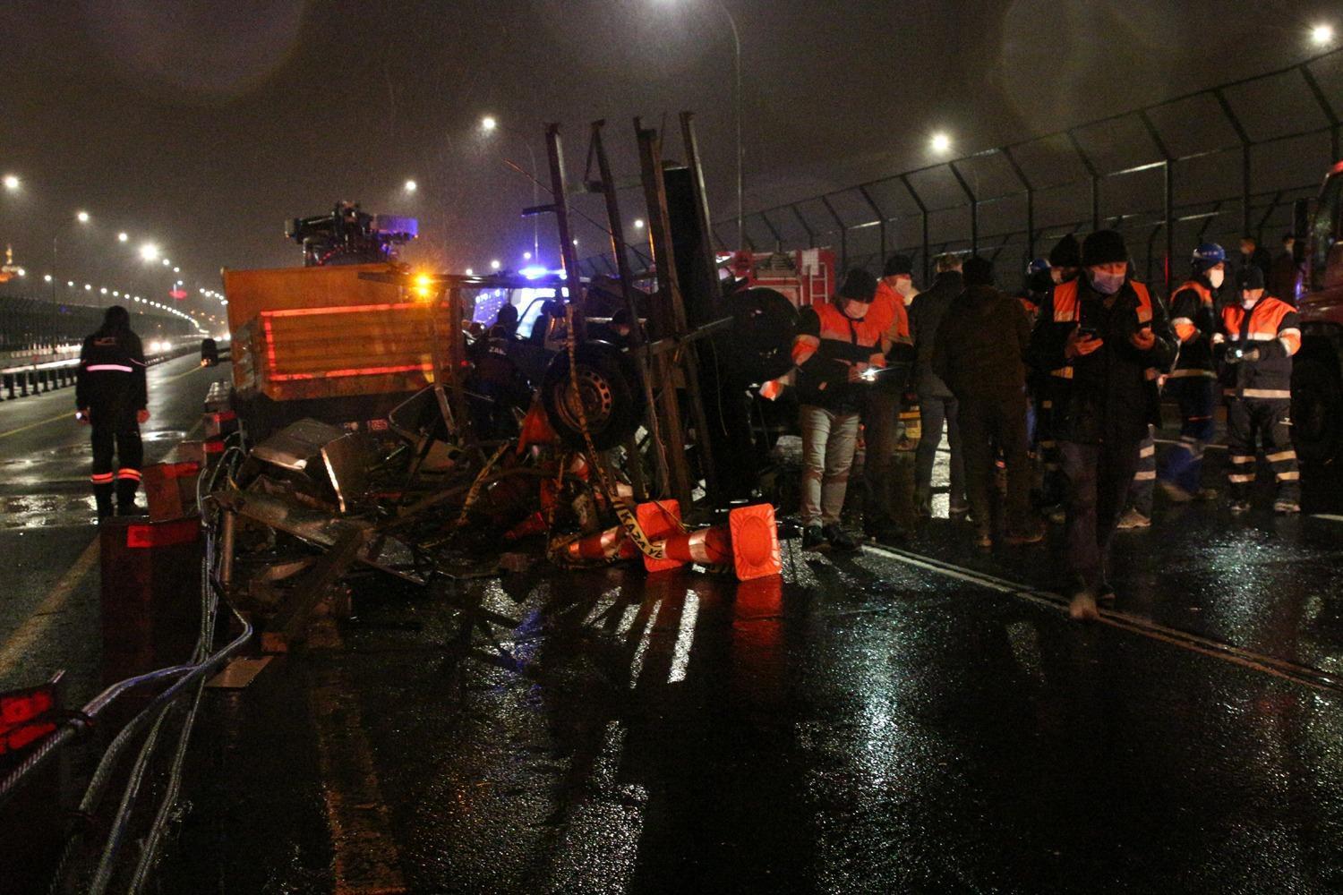 Haliç Köprüsünde çekici, yol bakım araçlarına çarptı: 2 ölü