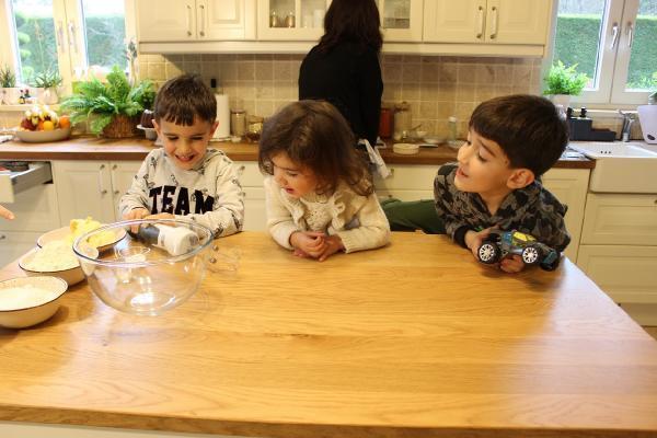 Genç kadın pandemide çocuklarıyla mutfağa girdi: Çeşit çeşit yemek yapıyorlar