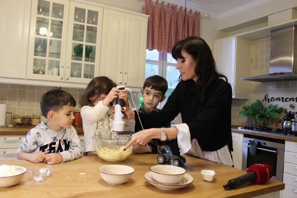 Genç kadın pandemide çocuklarıyla mutfağa girdi: Çeşit çeşit yemek yapıyorlar