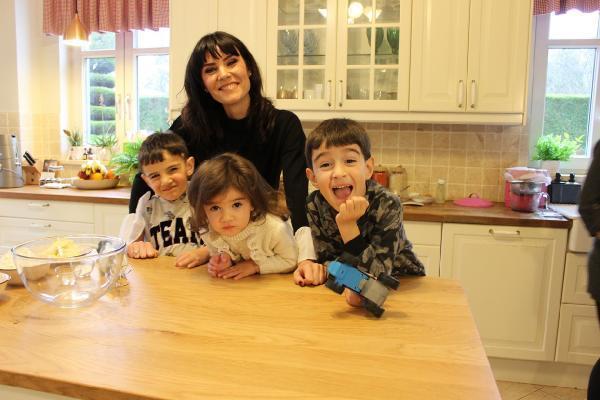 Genç kadın pandemide çocuklarıyla mutfağa girdi: Çeşit çeşit yemek yapıyorlar