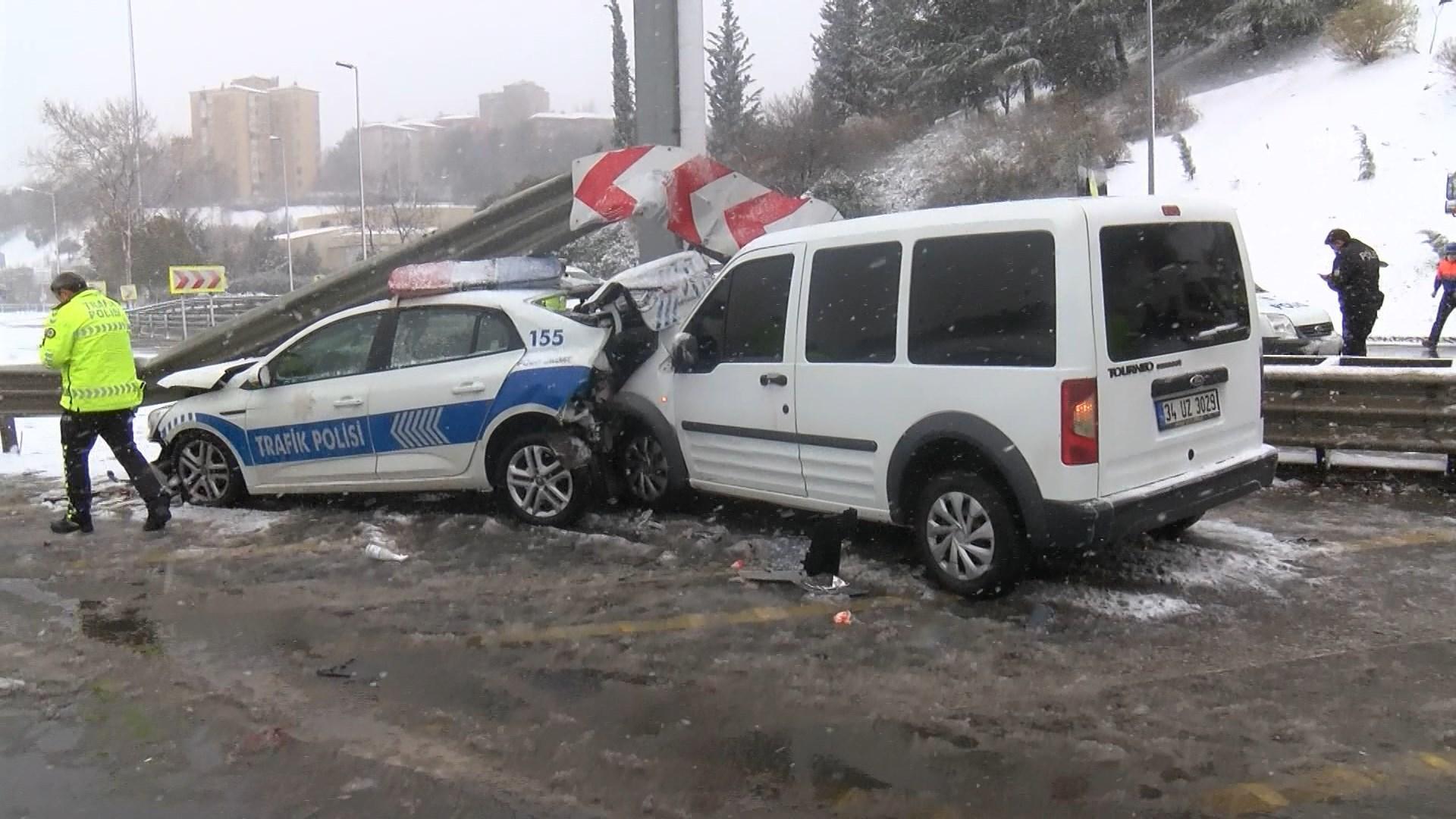 Beşiktaşta sivil polis aracı, trafik polisi aracına arkadan çarptı: 3 polis yaralandı