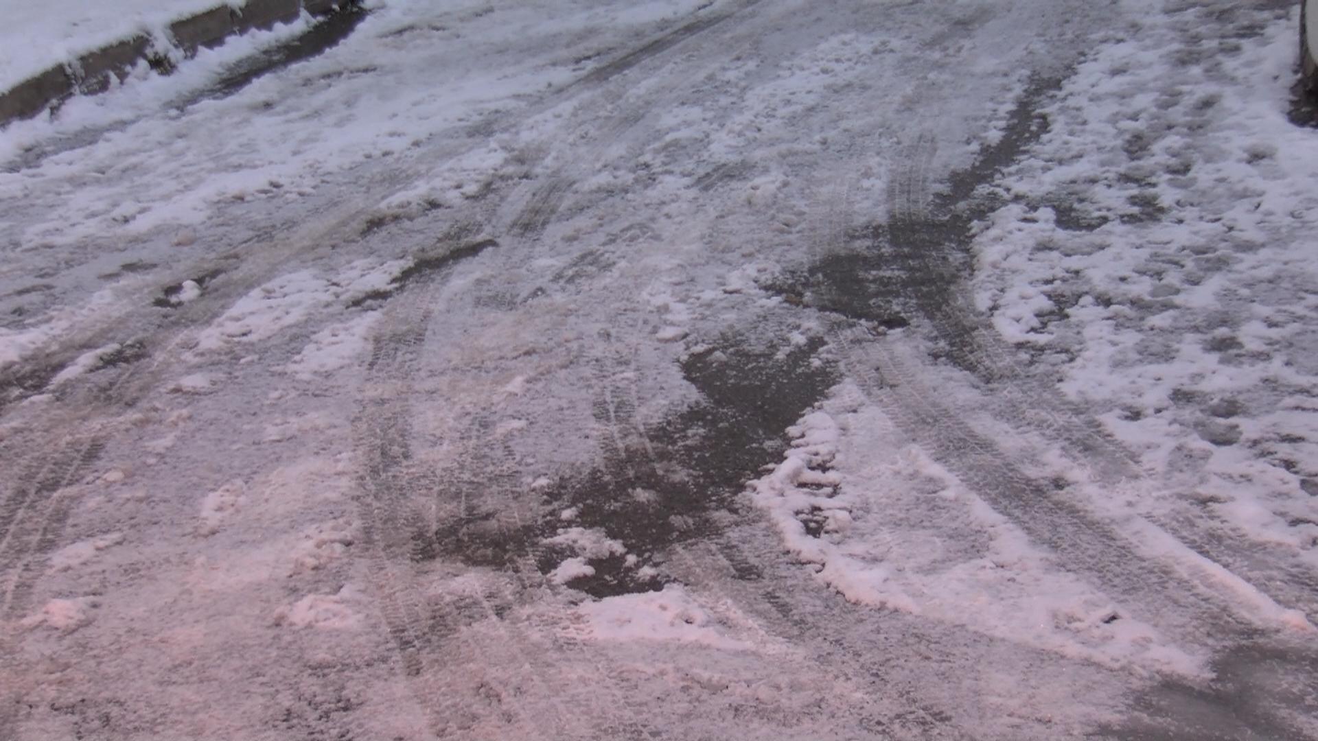 Ümraniyede araçlar buzlu yollarda kaydı, sürücüler zor anlar yaşadı