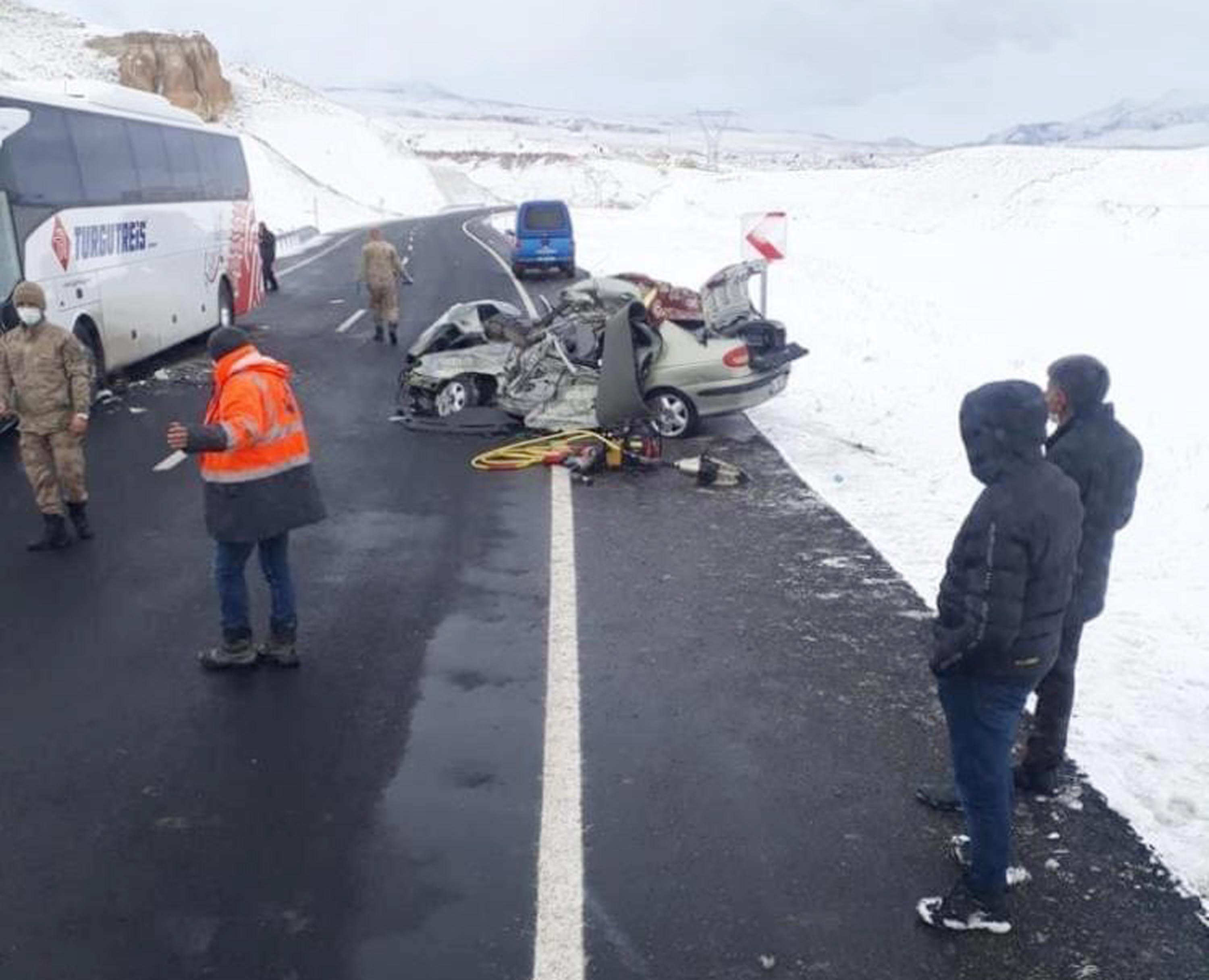 Erzurumda hastane dönüşü feci kaza; uzman çavuş, eşi ve oğlu öldü