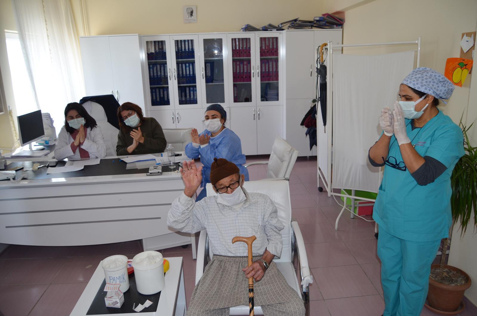 88 yaşındaki İsmail amca, şiir okuyarak aşı oldu